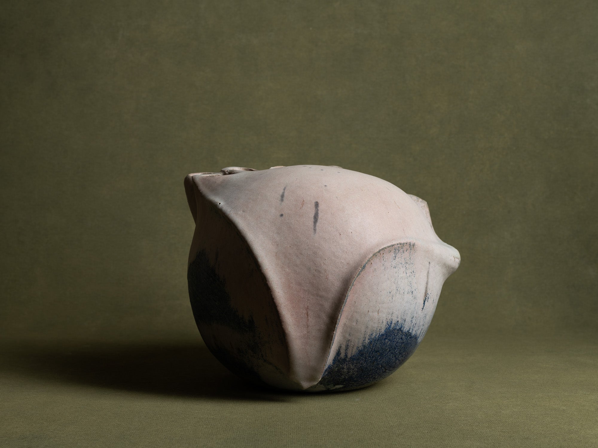 Sculpture biomorphique en grès, Suisse (années 1970)..Stoneware freeform sculpture, Switzerland (Circa 1970)