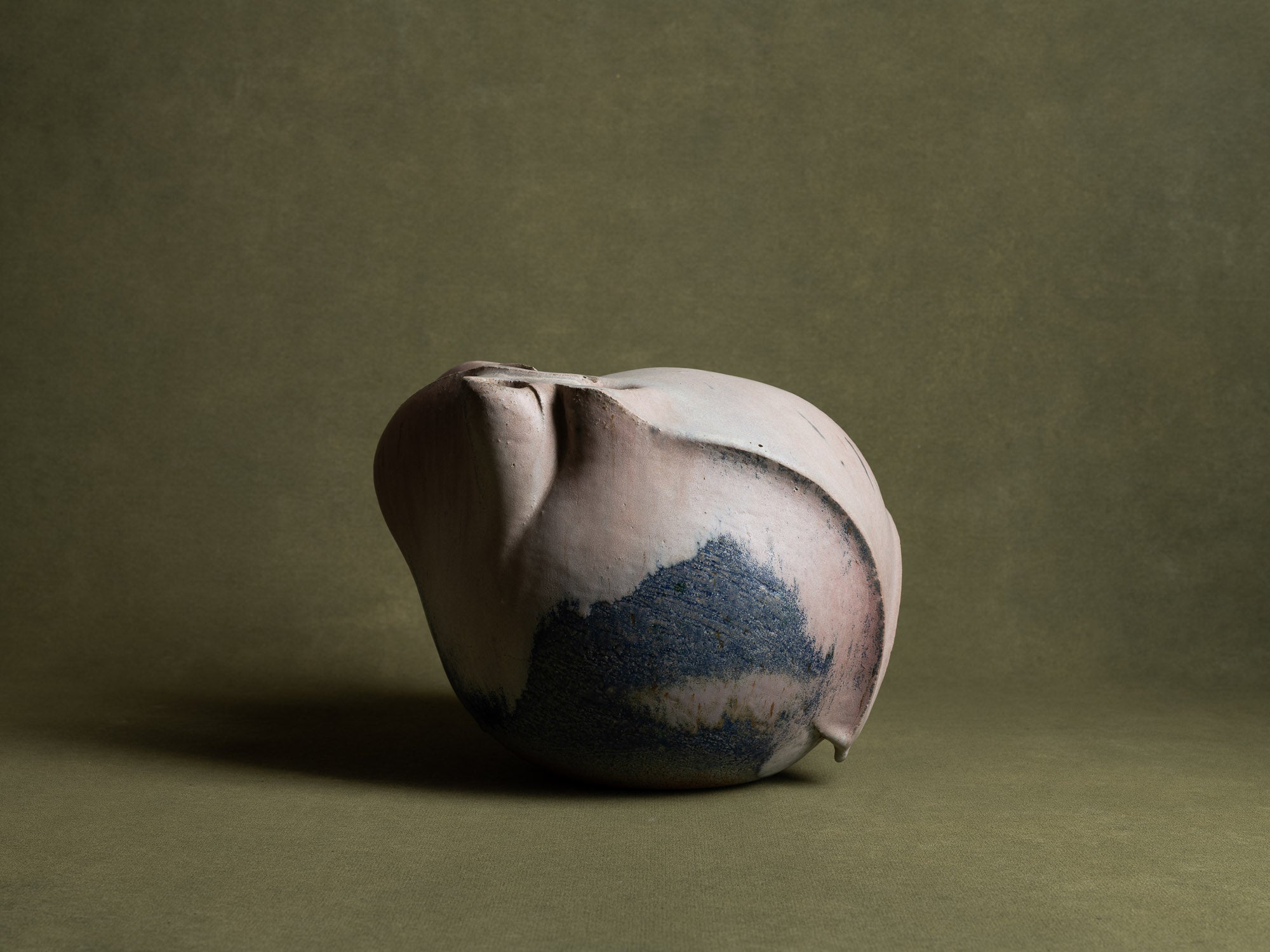 Sculpture biomorphique en grès, Suisse (années 1970)..Stoneware freeform sculpture, Switzerland (Circa 1970)