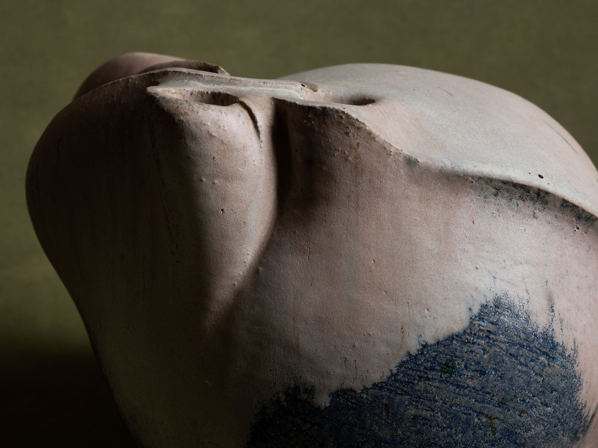 Sculpture biomorphique en grès, Suisse (années 1970)..Stoneware freeform sculpture, Switzerland (Circa 1970)