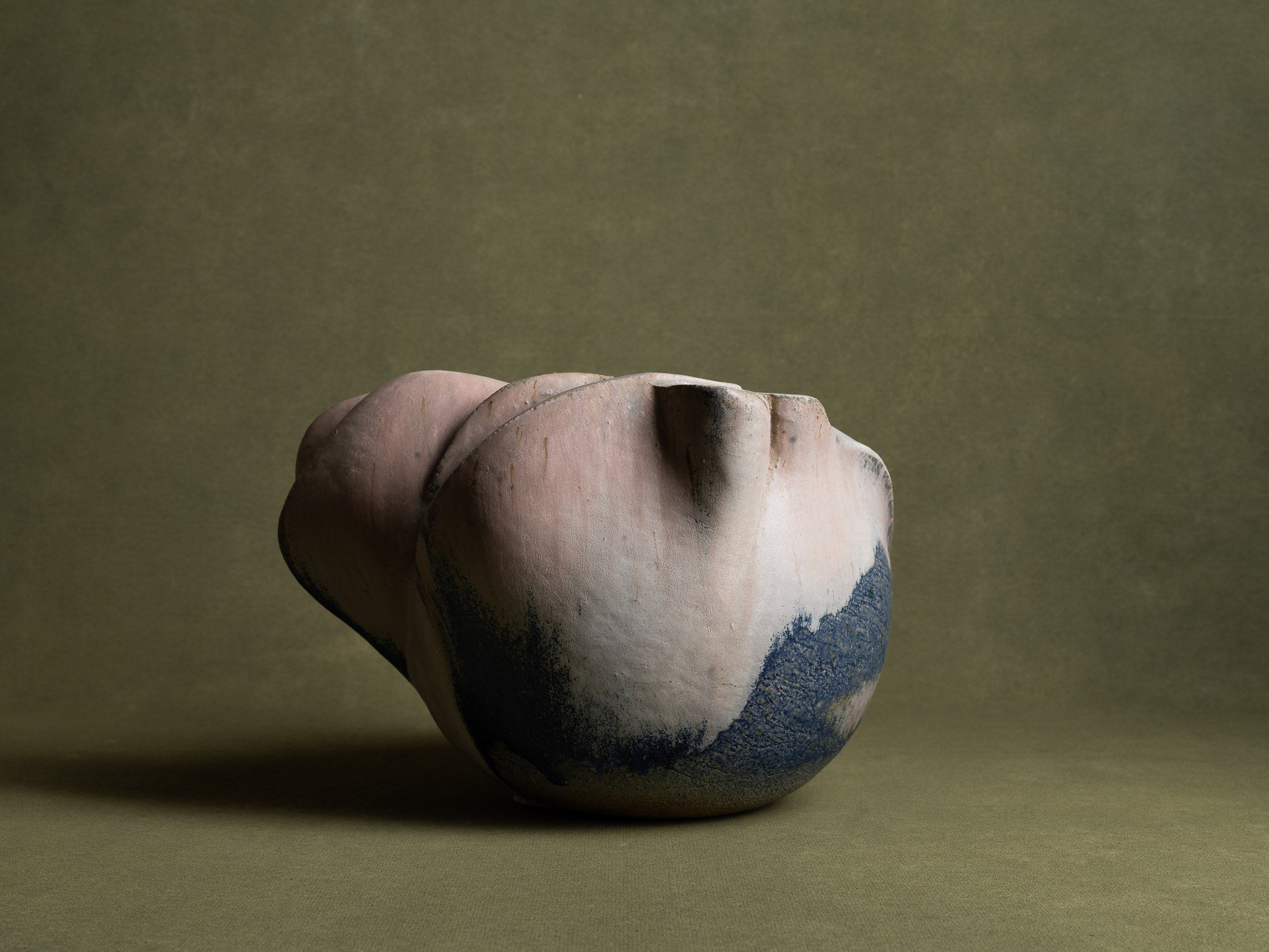 Sculpture biomorphique en grès, Suisse (années 1970)..Stoneware freeform sculpture, Switzerland (Circa 1970)