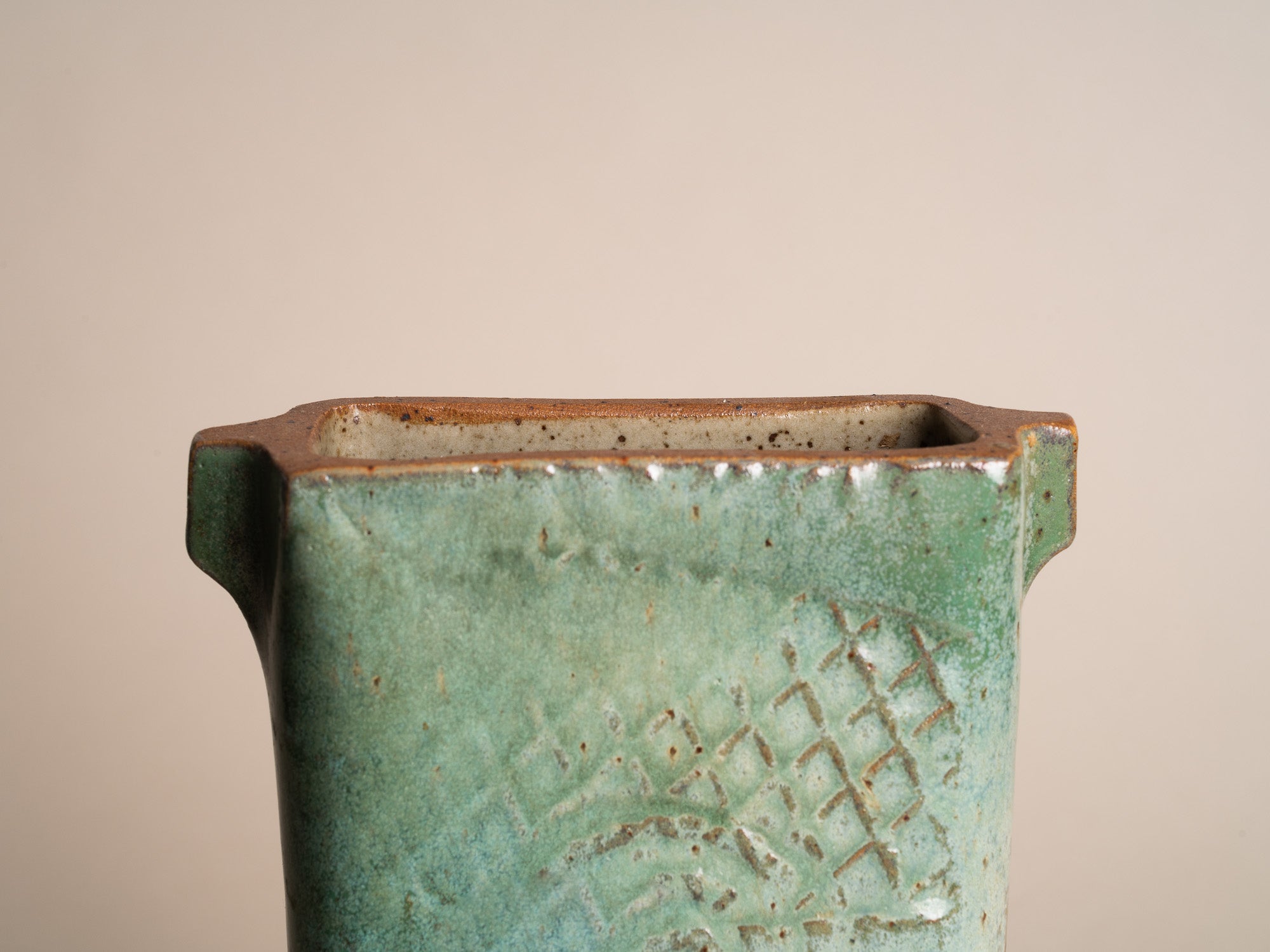 Vase en grès pour l'ikebana de Jean-Claude Séris, France (vers 1980)..Stoneware ikebana vase by Jean-Claude Séris, France (circa 1980)