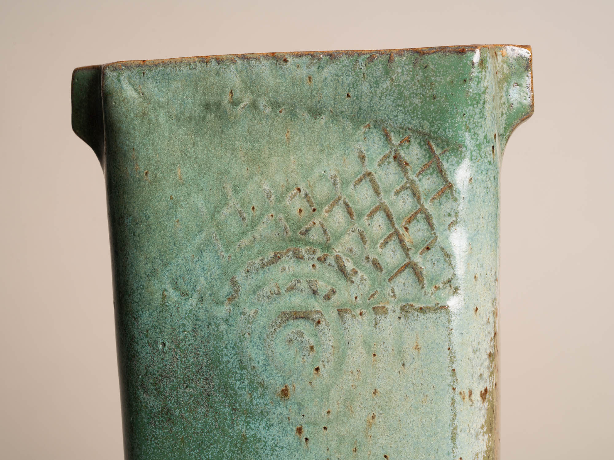 Vase en grès pour l'ikebana de Jean-Claude Séris, France (vers 1980)..Stoneware ikebana vase by Jean-Claude Séris, France (circa 1980)