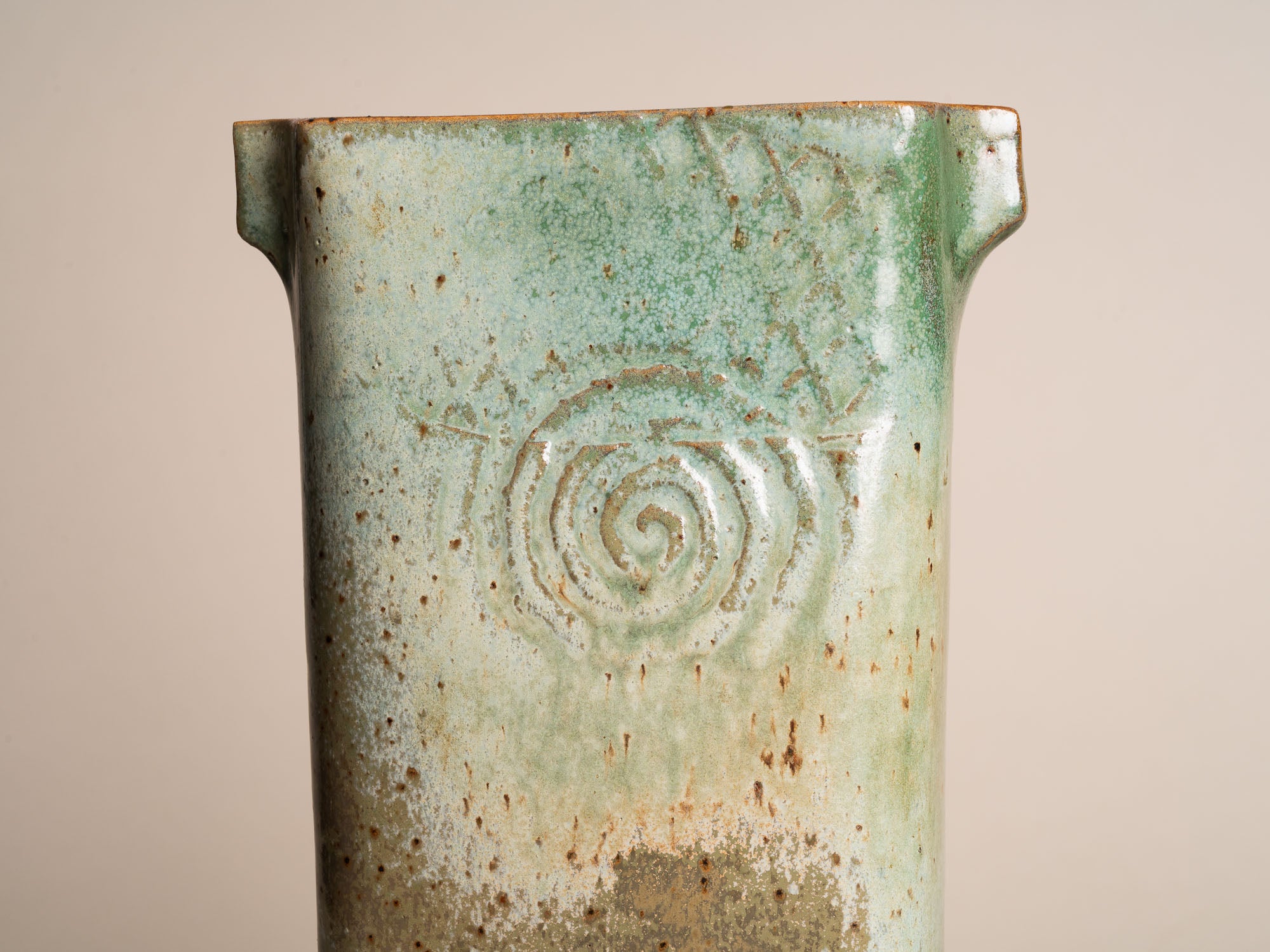 Vase en grès pour l'ikebana de Jean-Claude Séris, France (vers 1980)..Stoneware ikebana vase by Jean-Claude Séris, France (circa 1980)