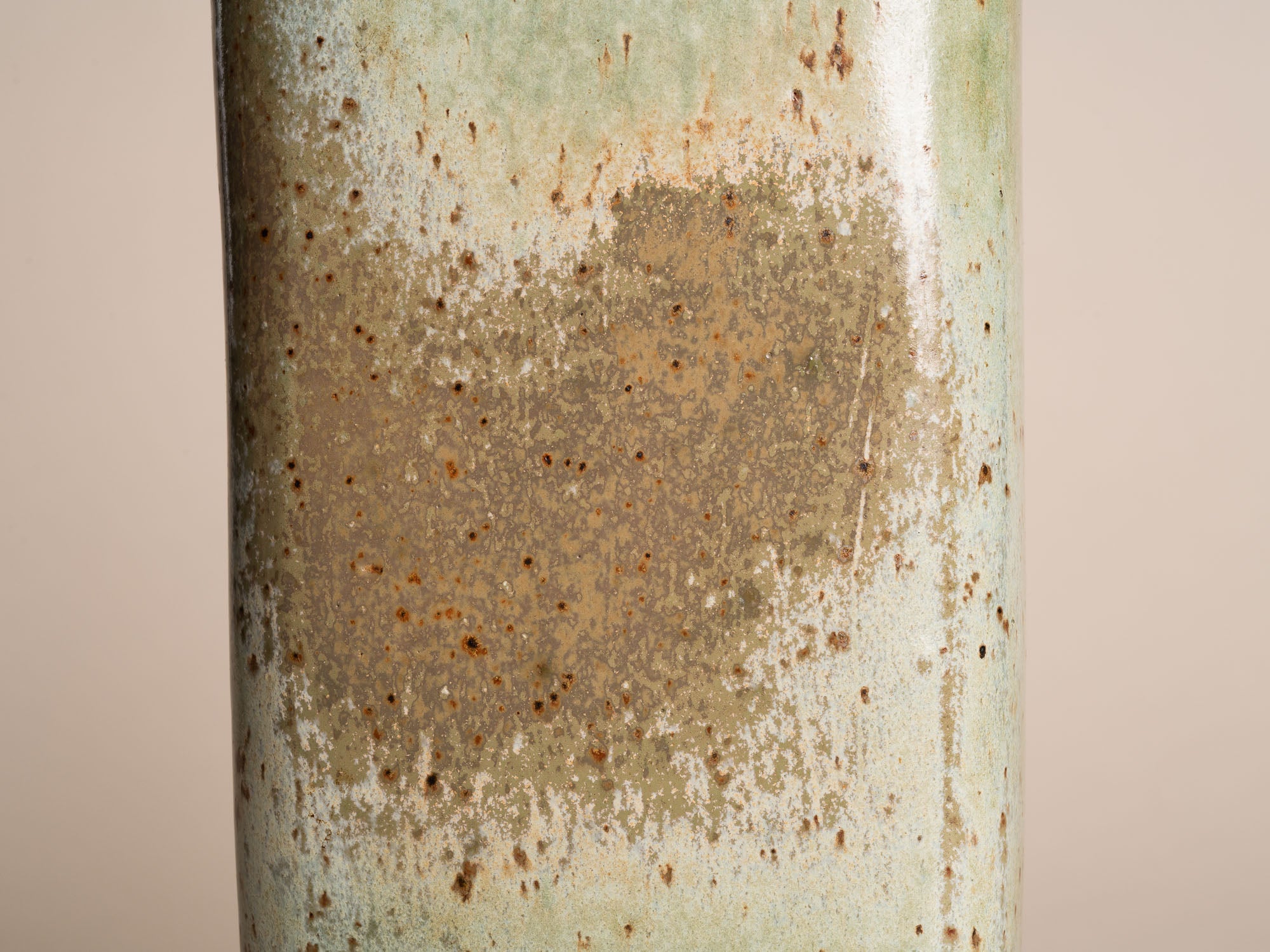 Vase en grès pour l'ikebana de Jean-Claude Séris, France (vers 1980)..Stoneware ikebana vase by Jean-Claude Séris, France (circa 1980)