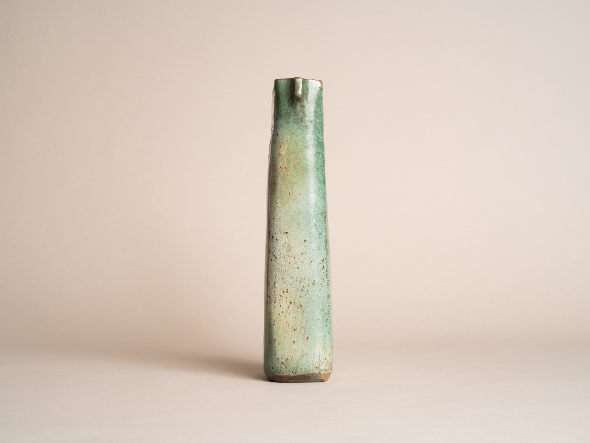 Vase en grès pour l'ikebana de Jean-Claude Séris, France (vers 1980)..Stoneware ikebana vase by Jean-Claude Séris, France (circa 1980)
