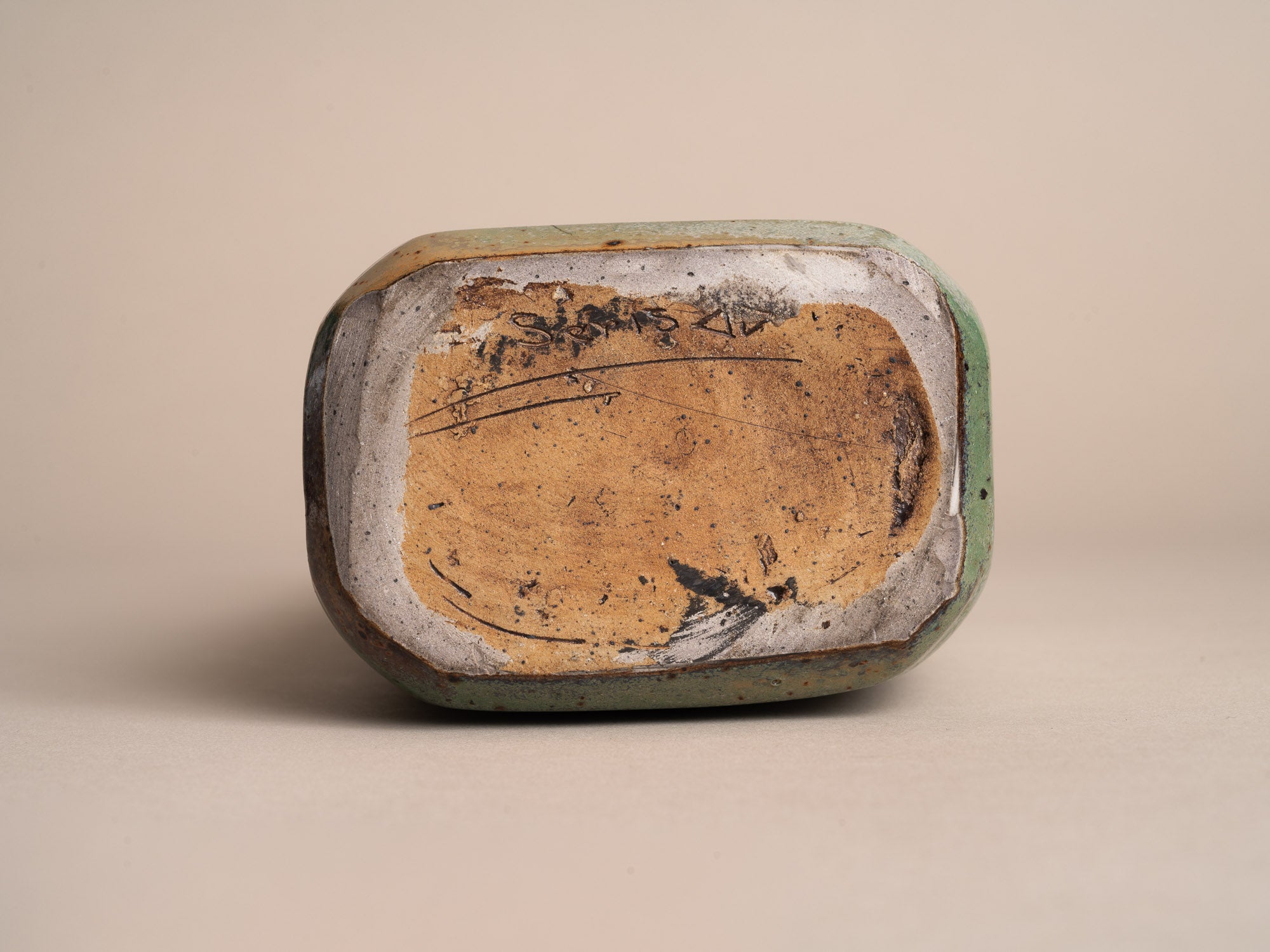 Vase en grès pour l'ikebana de Jean-Claude Séris, France (vers 1980)..Stoneware ikebana vase by Jean-Claude Séris, France (circa 1980)
