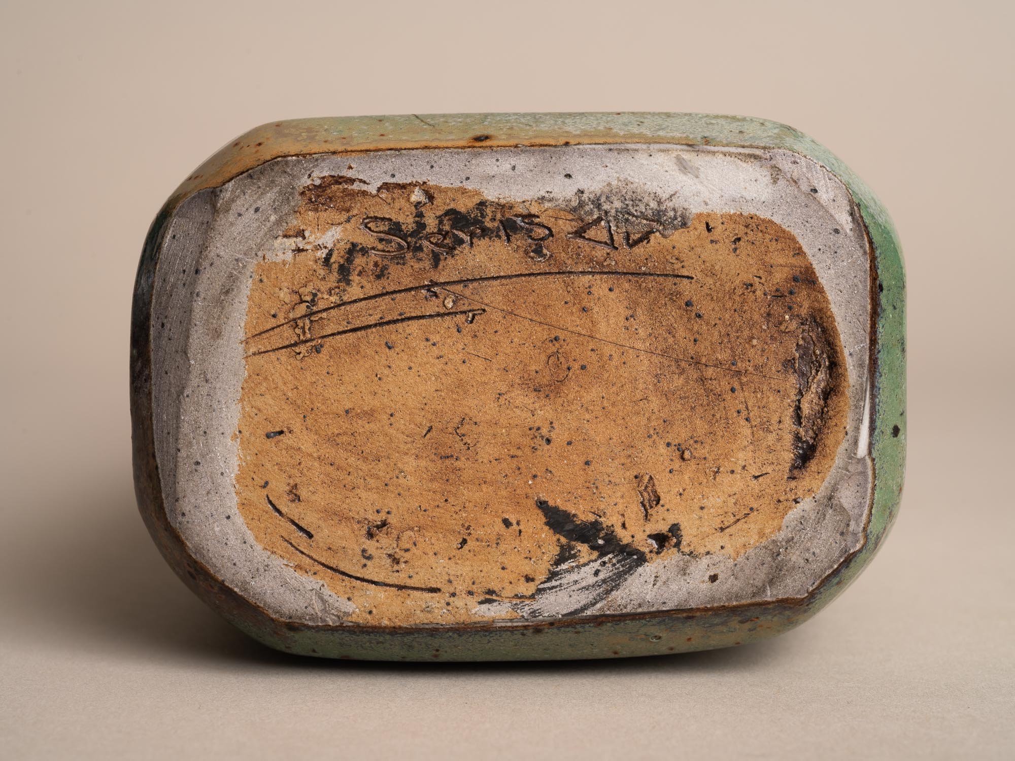 Vase en grès pour l'ikebana de Jean-Claude Séris, France (vers 1980)..Stoneware ikebana vase by Jean-Claude Séris, France (circa 1980)
