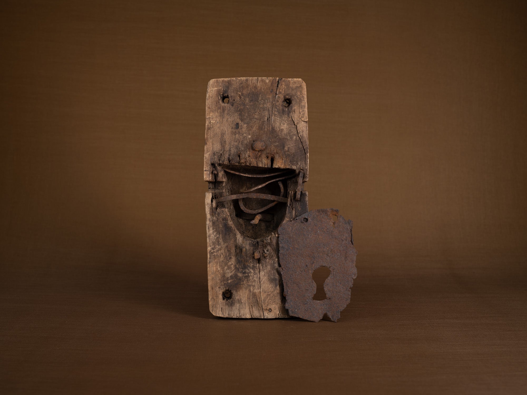 Rare serrure ancienne, art paysan, Suède (XVIIIe siècle)..Rare old lock, peasant art, Sweden (18th century)