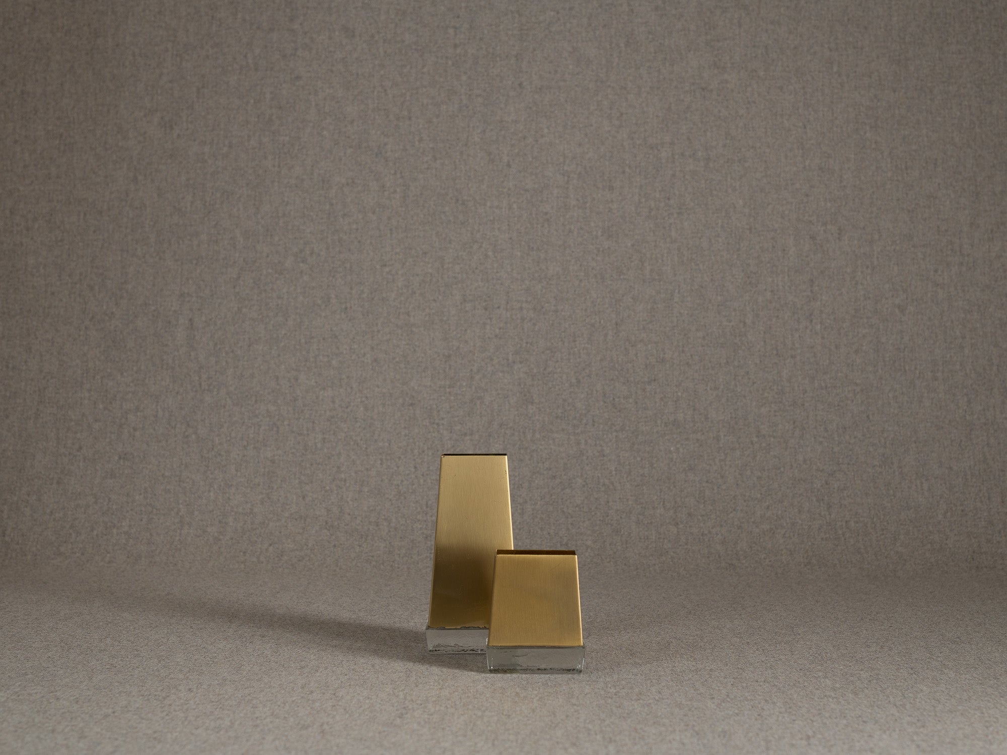 Ensemble de vases pyramidaux de Rolf Aage Grenov & Ystad Metall, Suède (1966)..Set of Pyramidal vases by Rolf Grenov & Ystad Metall, Sweden (1966)