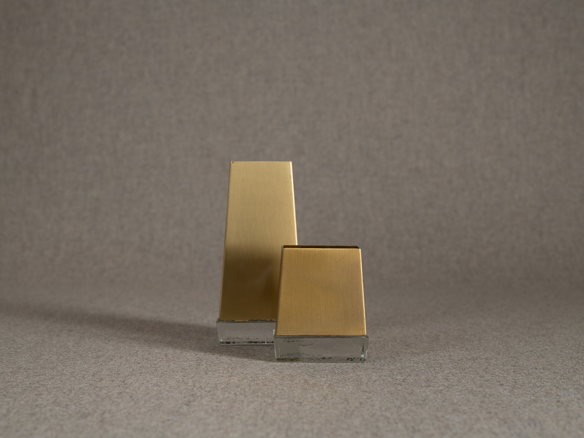 Ensemble de vases pyramidaux de Rolf Aage Grenov & Ystad Metall, Suède (1966)..Set of Pyramidal vases by Rolf Grenov & Ystad Metall, Sweden (1966)