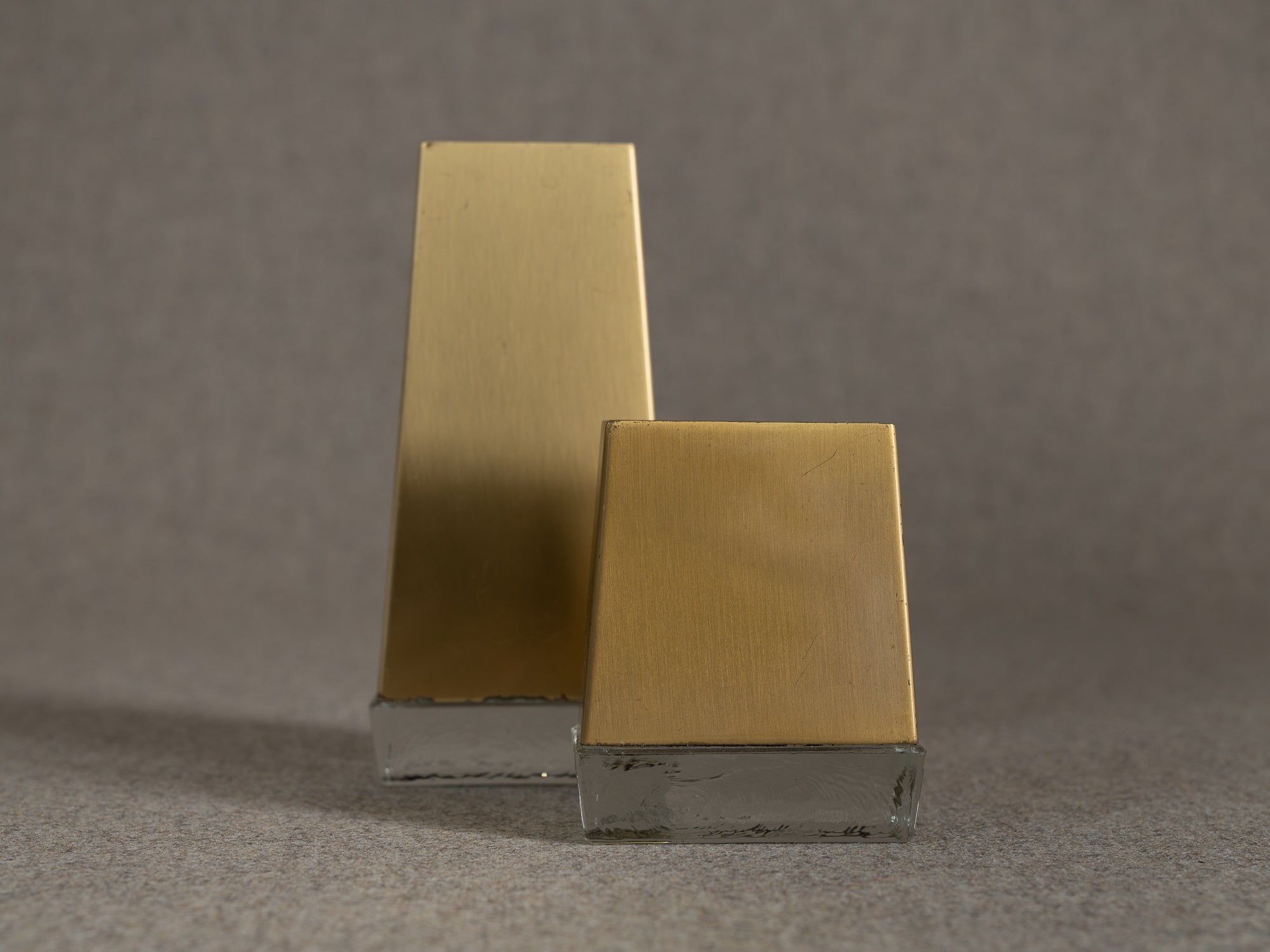 Ensemble de vases pyramidaux de Rolf Aage Grenov & Ystad Metall, Suède (1966)..Set of Pyramidal vases by Rolf Grenov & Ystad Metall, Sweden (1966)