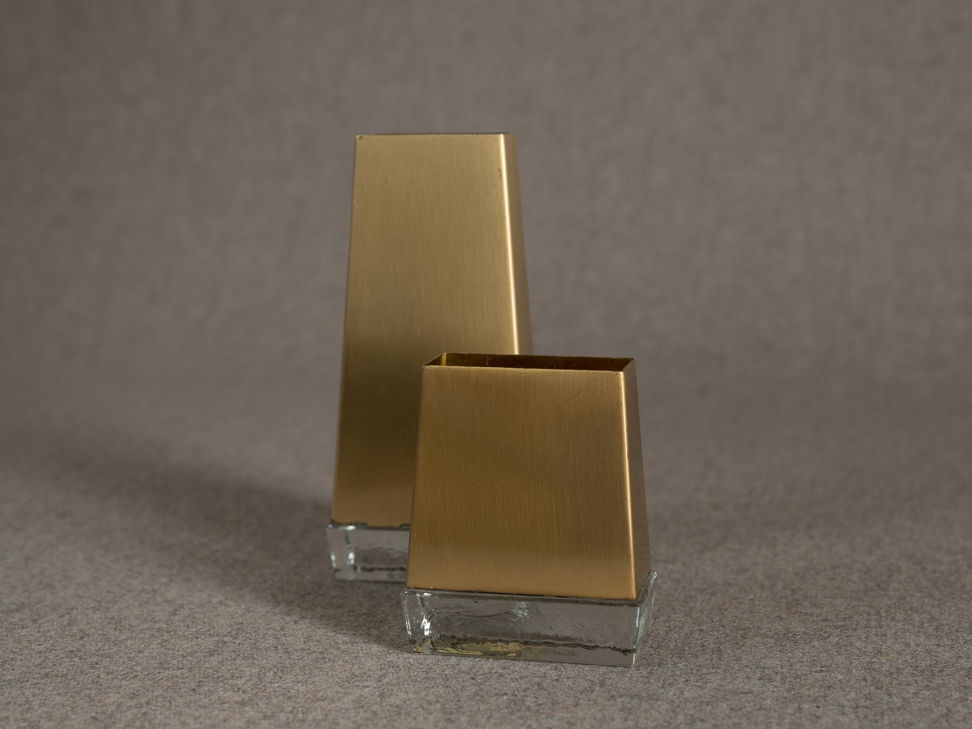 Ensemble de vases pyramidaux de Rolf Aage Grenov & Ystad Metall, Suède (1966)..Set of Pyramidal vases by Rolf Grenov & Ystad Metall, Sweden (1966)
