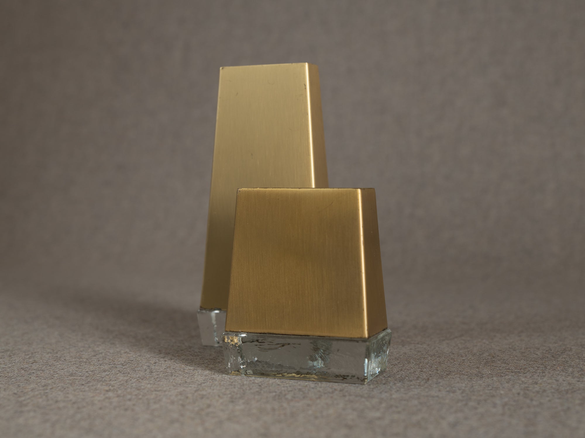 Ensemble de vases pyramidaux de Rolf Aage Grenov & Ystad Metall, Suède (1966)..Set of Pyramidal vases by Rolf Grenov & Ystad Metall, Sweden (1966)