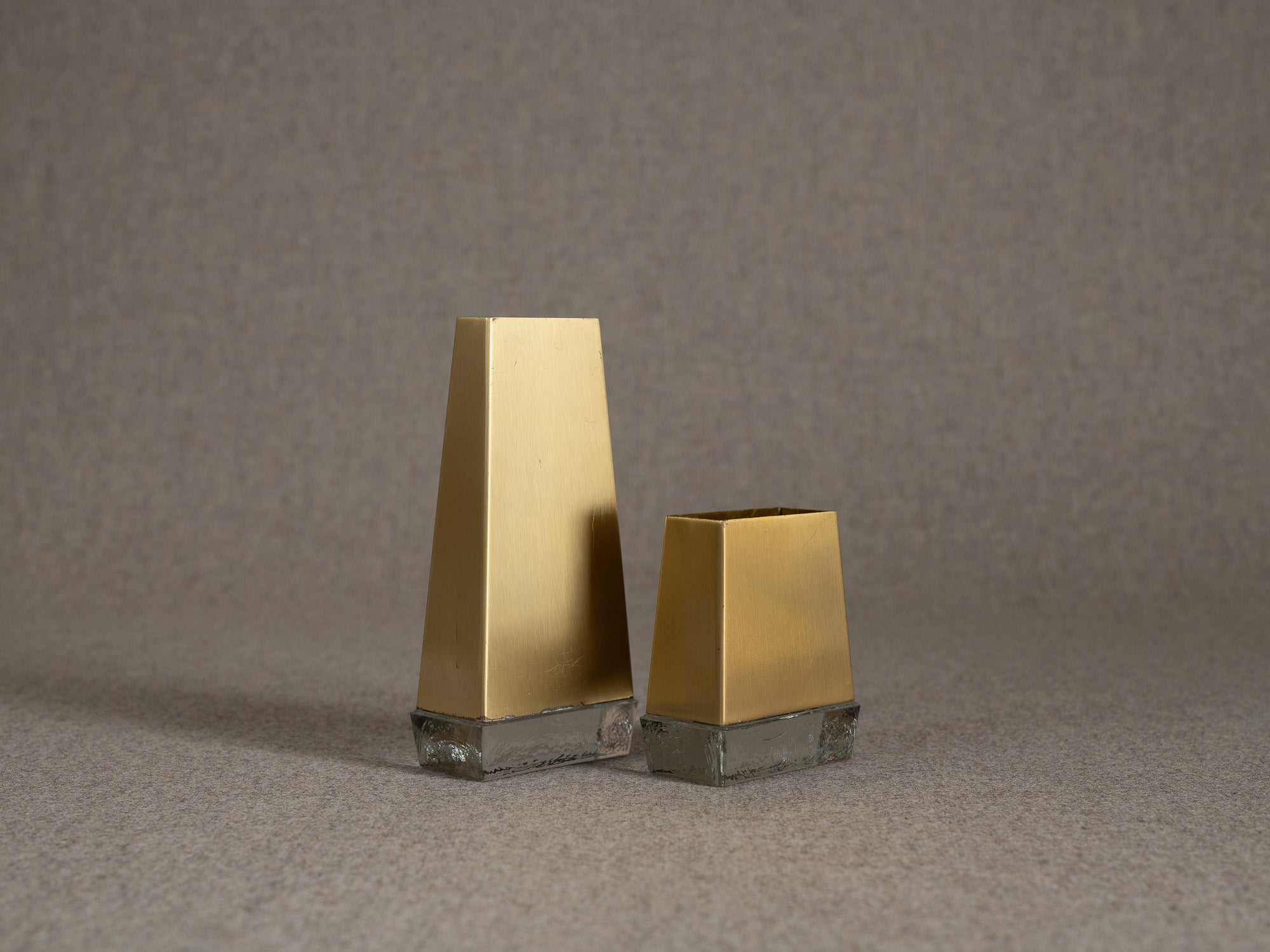 Ensemble de vases pyramidaux de Rolf Aage Grenov & Ystad Metall, Suède (1966)..Set of Pyramidal vases by Rolf Grenov & Ystad Metall, Sweden (1966)