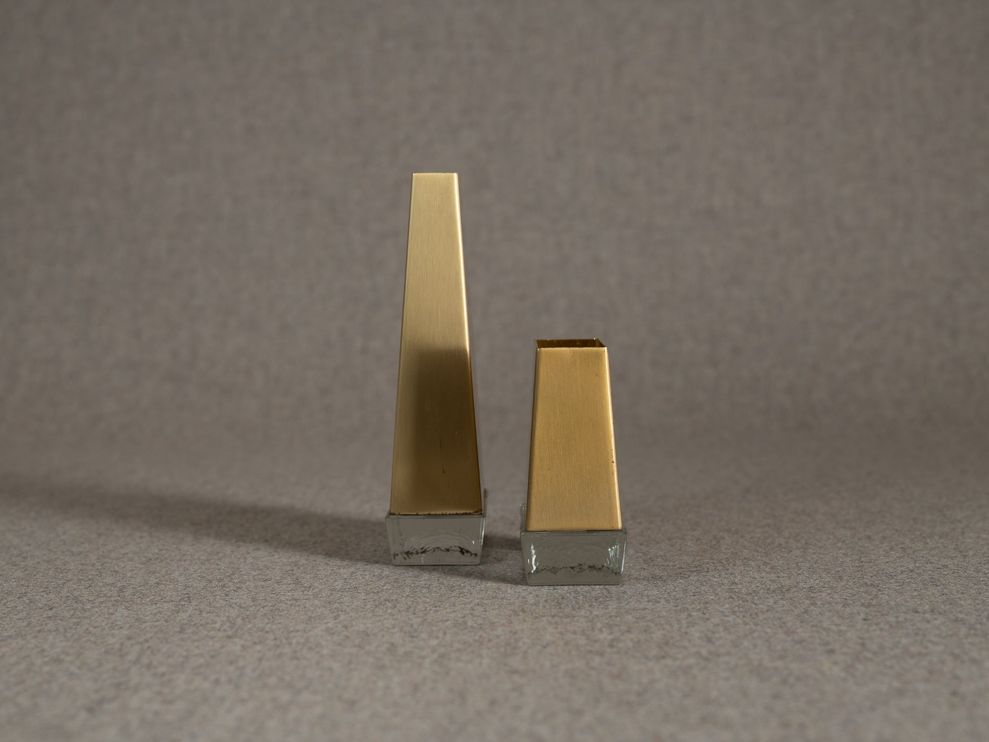 Ensemble de vases pyramidaux de Rolf Aage Grenov & Ystad Metall, Suède (1966)..Set of Pyramidal vases by Rolf Grenov & Ystad Metall, Sweden (1966)