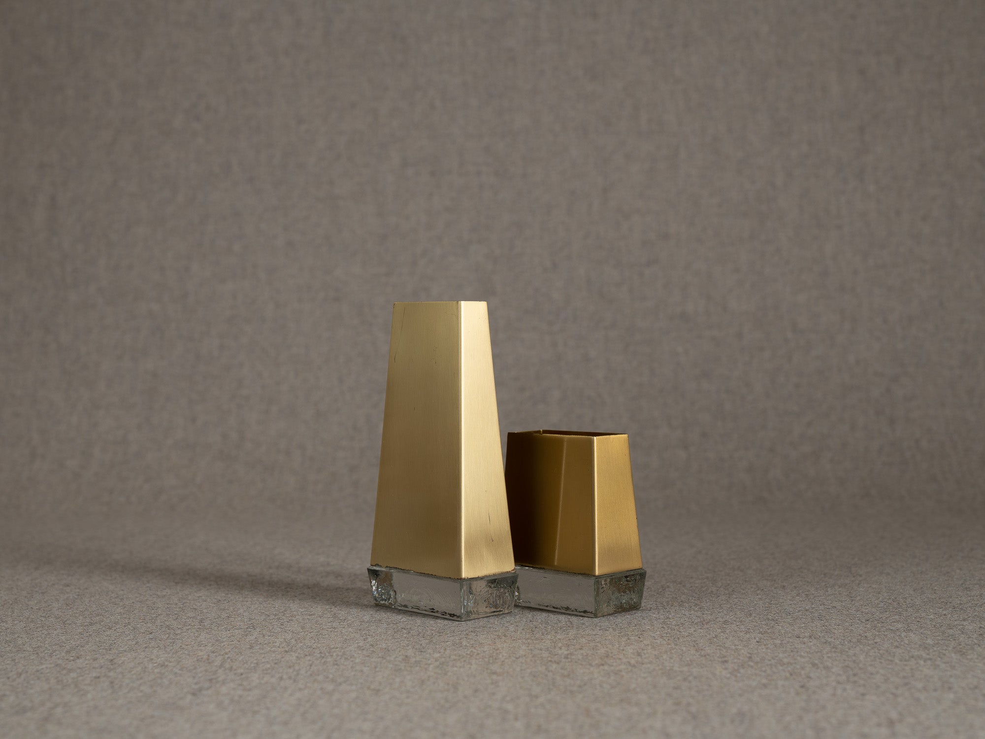 Ensemble de vases pyramidaux de Rolf Aage Grenov & Ystad Metall, Suède (1966)..Set of Pyramidal vases by Rolf Grenov & Ystad Metall, Sweden (1966)