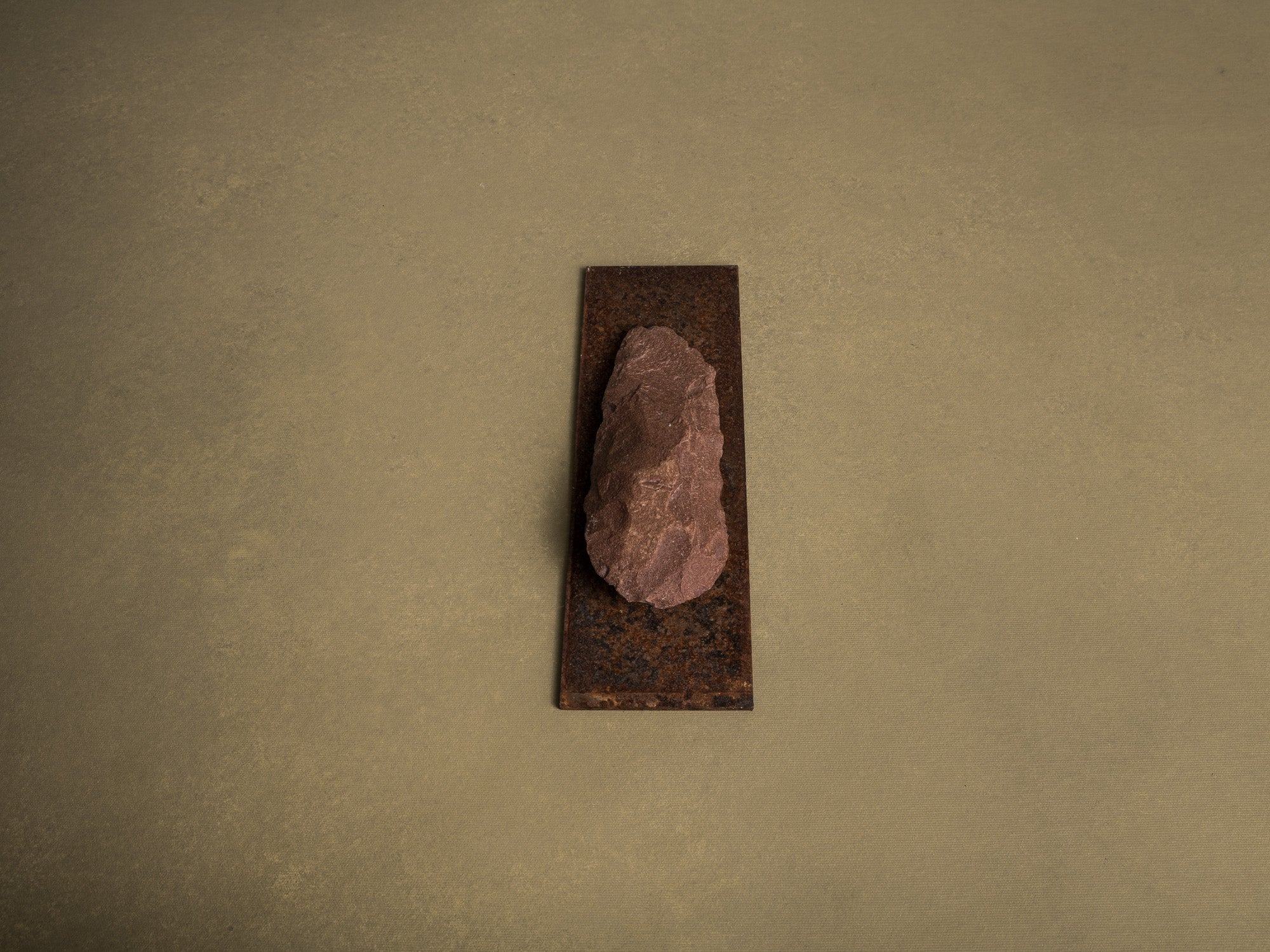 Silex préhistorique acheuléen, hache taillée, Sahara occidental (Paléolithique inférieur, vers -1 Millions avant notre ère)..Acheulean prehistoric silex tool, chopped ax, Western Sahara (Lower Paleolithic)