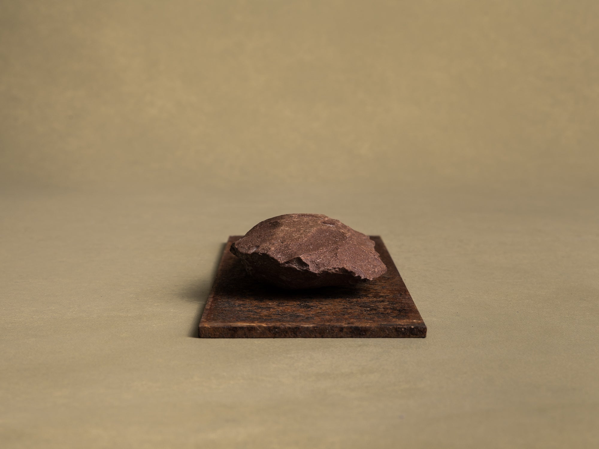 Silex préhistorique acheuléen, hache taillée, Sahara occidental (Paléolithique inférieur, vers -1 Millions avant notre ère)..Acheulean prehistoric silex tool, chopped ax, Western Sahara (Lower Paleolithic)