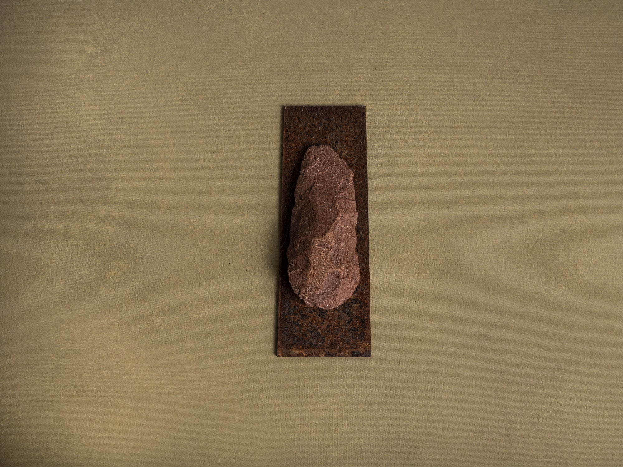 Silex préhistorique acheuléen, hache taillée, Sahara occidental (Paléolithique inférieur, vers -1 Millions avant notre ère)..Acheulean prehistoric silex tool, chopped ax, Western Sahara (Lower Paleolithic)