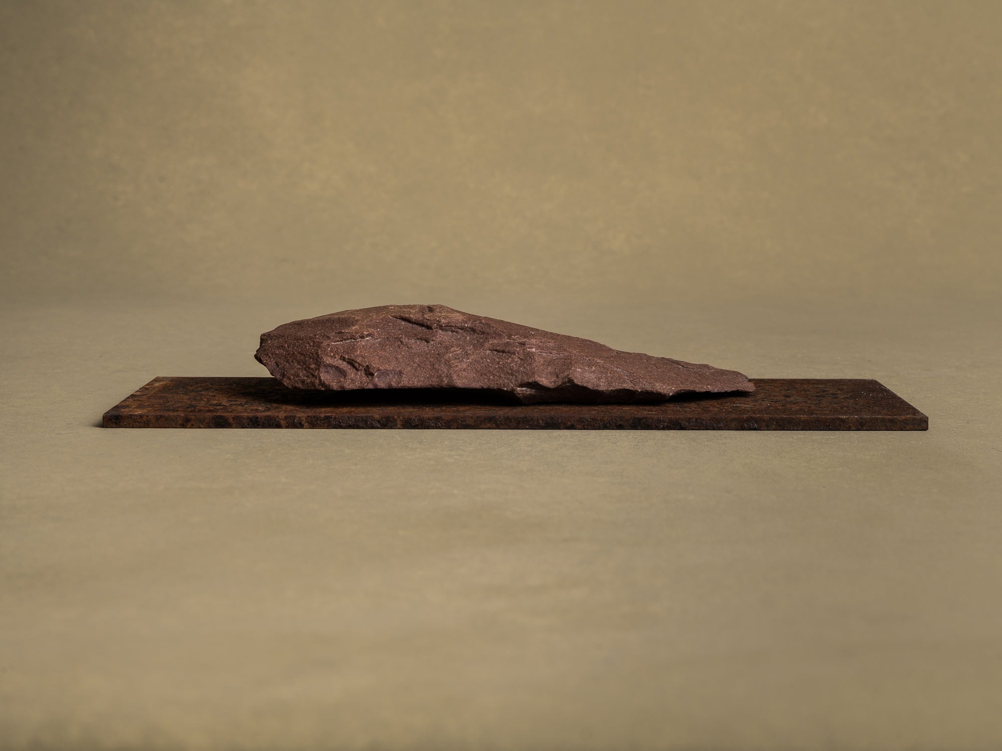 Silex préhistorique acheuléen, hache taillée, Sahara occidental (Paléolithique inférieur, vers -1 Millions avant notre ère)..Acheulean prehistoric silex tool, chopped ax, Western Sahara (Lower Paleolithic)