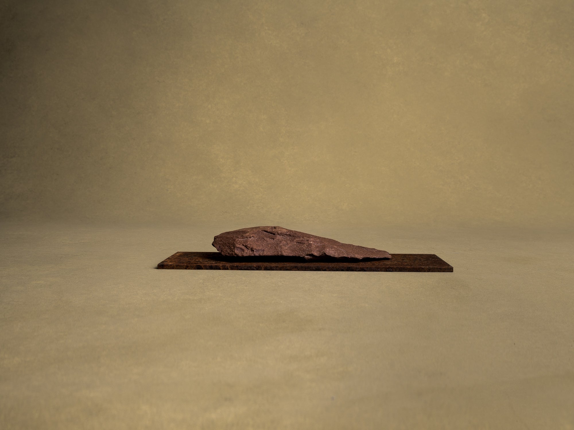 Silex préhistorique acheuléen, hache taillée, Sahara occidental (Paléolithique inférieur, vers -1 Millions avant notre ère)..Acheulean prehistoric silex tool, chopped ax, Western Sahara (Lower Paleolithic)