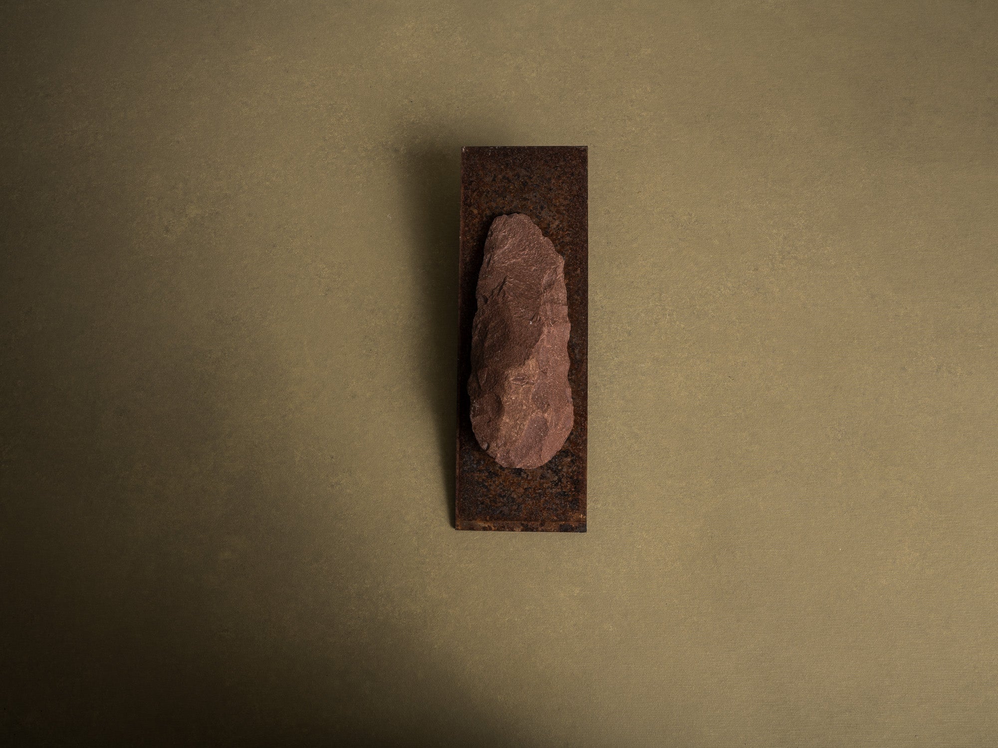 Silex préhistorique acheuléen, hache taillée, Sahara occidental (Paléolithique inférieur, vers -1 Millions avant notre ère)..Acheulean prehistoric silex tool, chopped ax, Western Sahara (Lower Paleolithic)