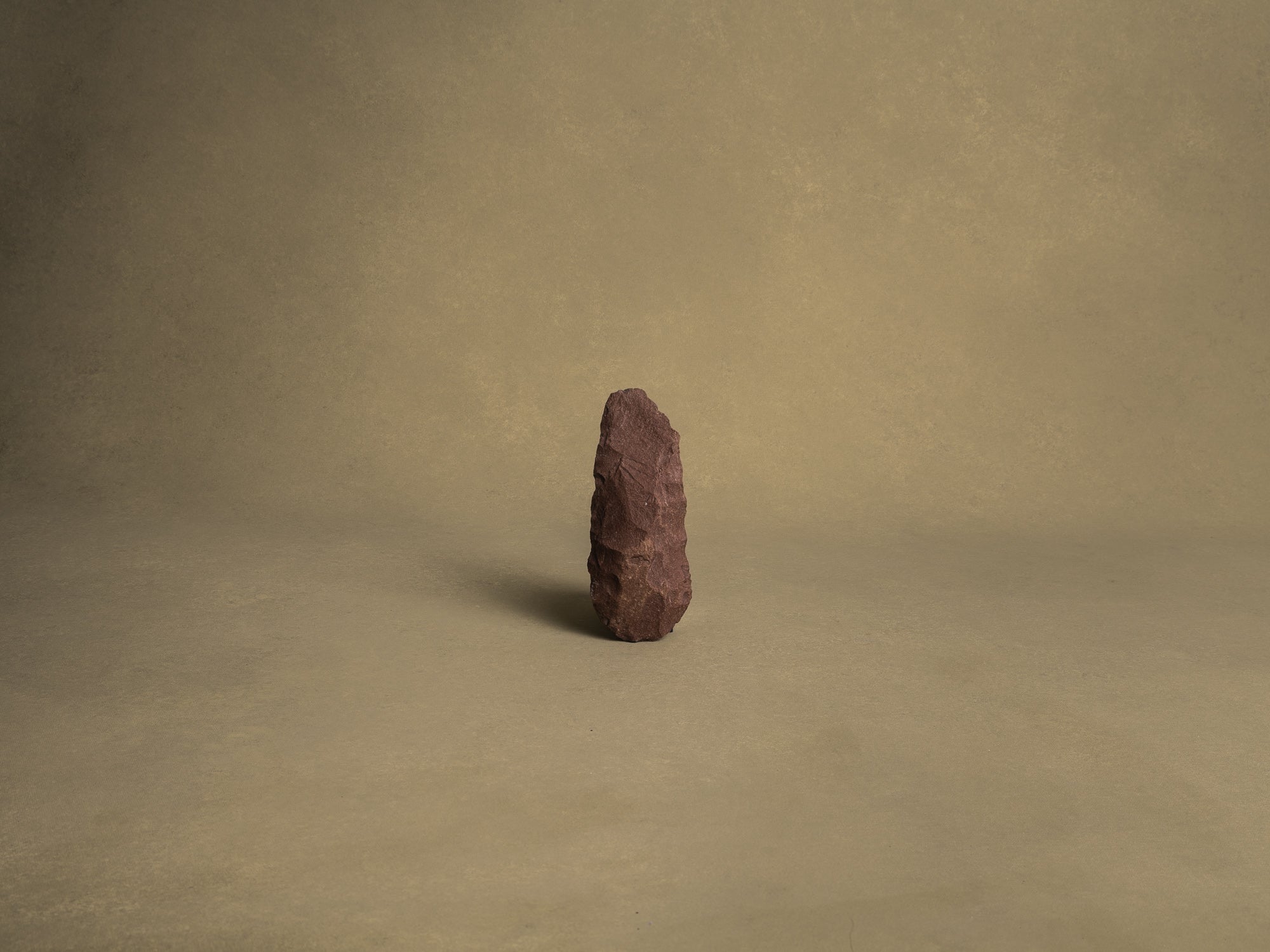 Silex préhistorique acheuléen, hache taillée, Sahara occidental (Paléolithique inférieur, vers -1 Millions avant notre ère)..Acheulean prehistoric silex tool, chopped ax, Western Sahara (Lower Paleolithic)