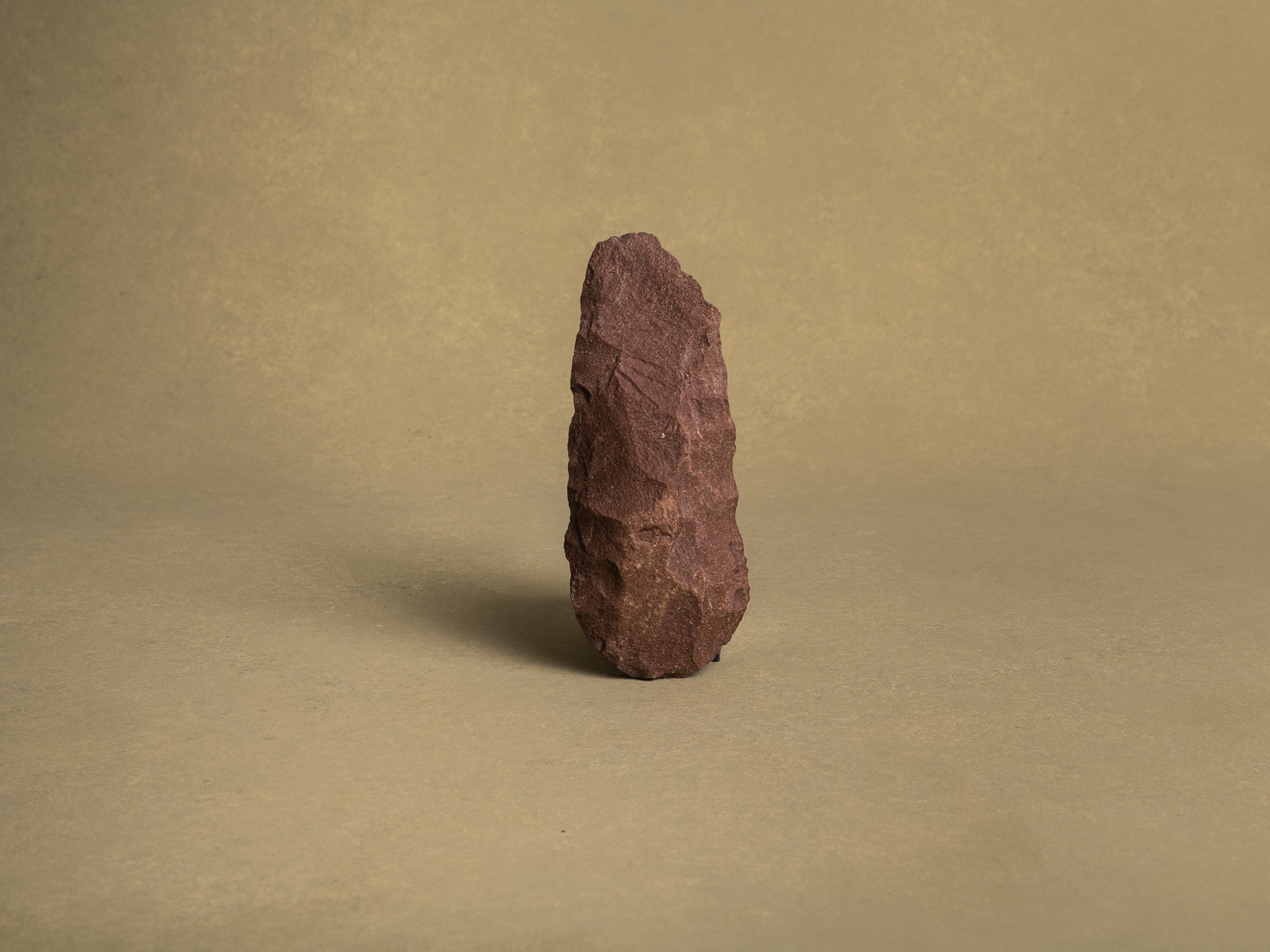 Silex préhistorique acheuléen, hache taillée, Sahara occidental (Paléolithique inférieur, vers -1 Millions avant notre ère)..Acheulean prehistoric silex tool, chopped ax, Western Sahara (Lower Paleolithic)