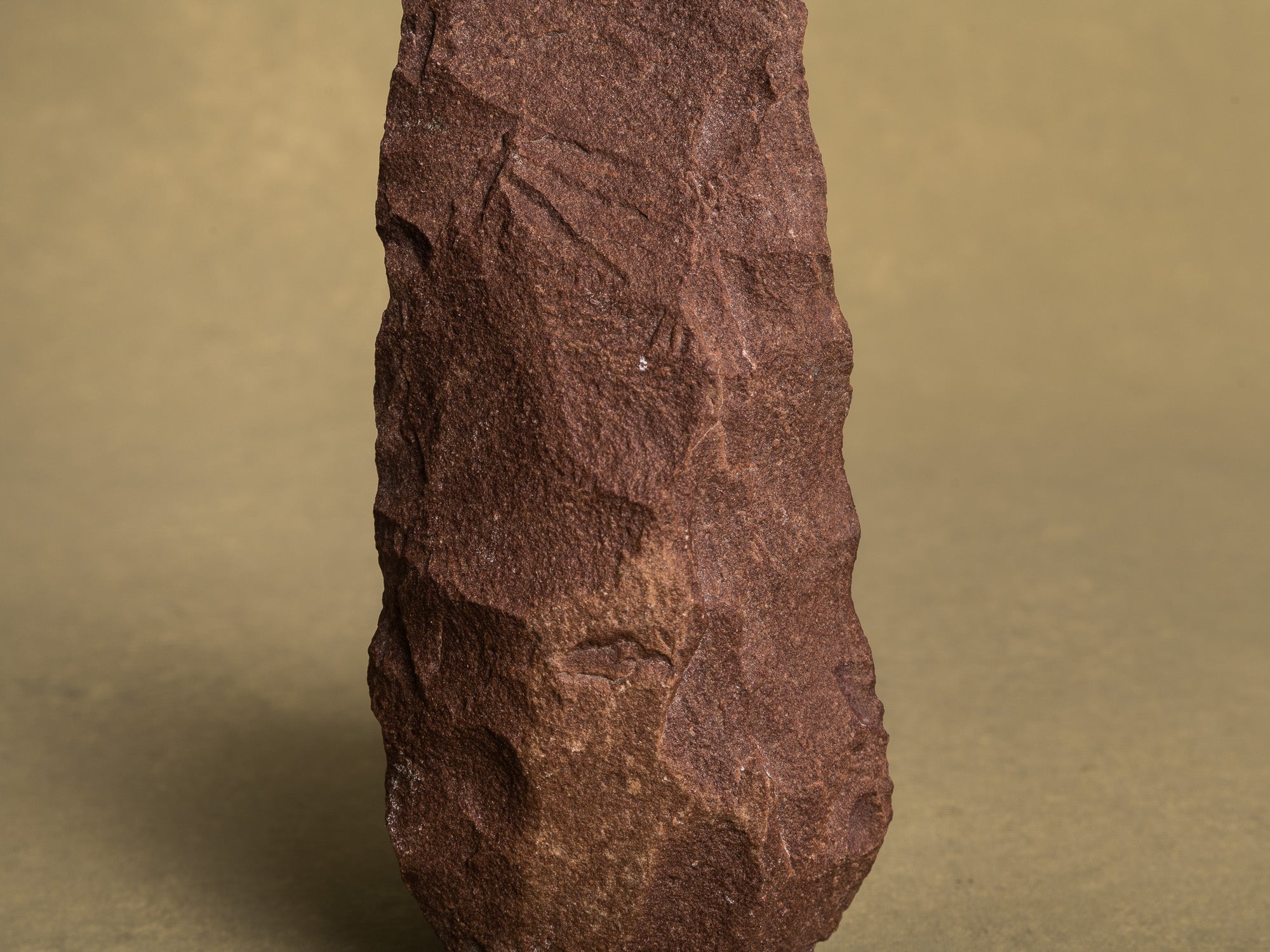 Silex préhistorique acheuléen, hache taillée, Sahara occidental (Paléolithique inférieur, vers -1 Millions avant notre ère)..Acheulean prehistoric silex tool, chopped ax, Western Sahara (Lower Paleolithic)