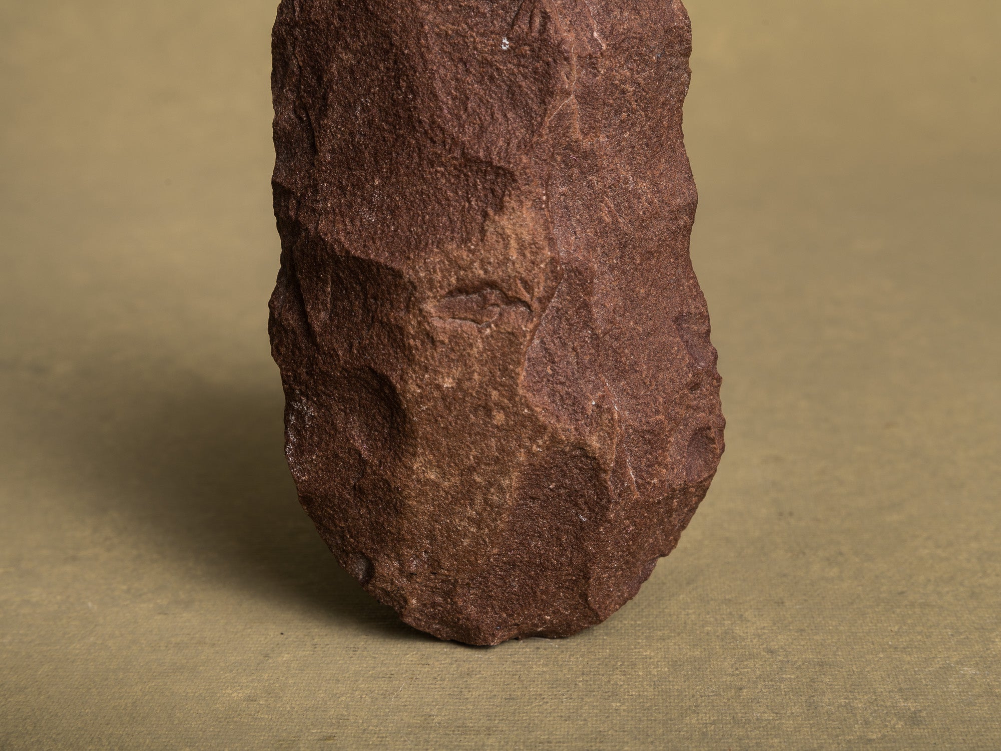 Silex préhistorique acheuléen, hache taillée, Sahara occidental (Paléolithique inférieur, vers -1 Millions avant notre ère)..Acheulean prehistoric silex tool, chopped ax, Western Sahara (Lower Paleolithic)
