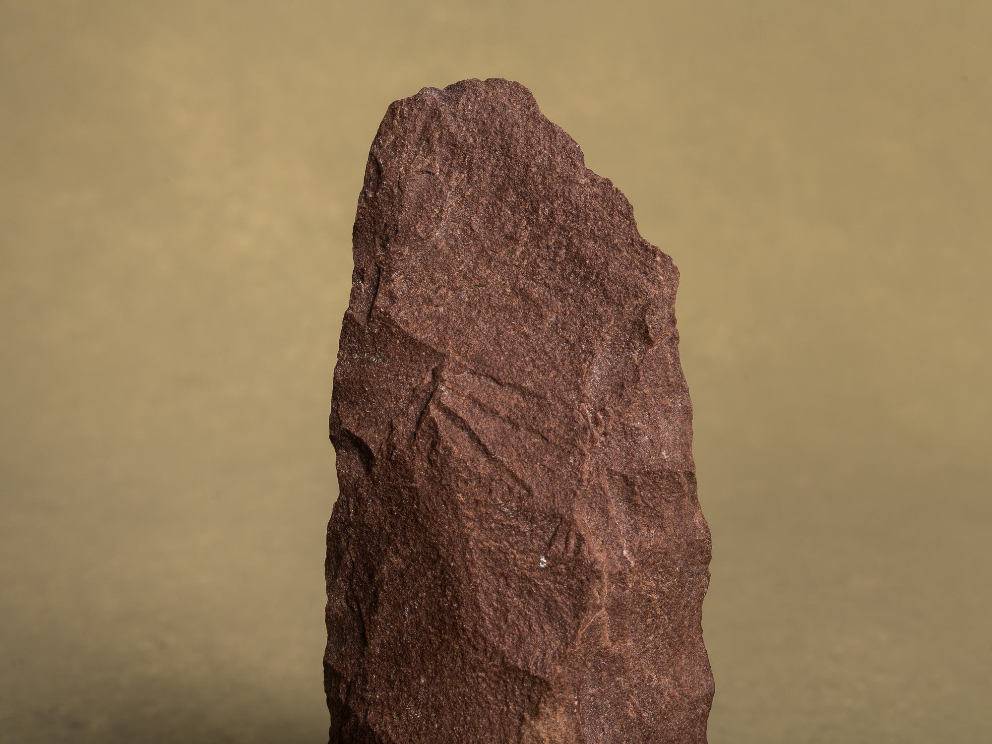 Silex préhistorique acheuléen, hache taillée, Sahara occidental (Paléolithique inférieur, vers -1 Millions avant notre ère)..Acheulean prehistoric silex tool, chopped ax, Western Sahara (Lower Paleolithic)