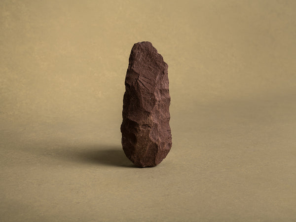 Silex préhistorique acheuléen, hache taillée, Sahara occidental (Paléolithique inférieur, vers -1 Millions avant notre ère)..Acheulean prehistoric silex tool, chopped ax, Western Sahara (Lower Paleolithic)