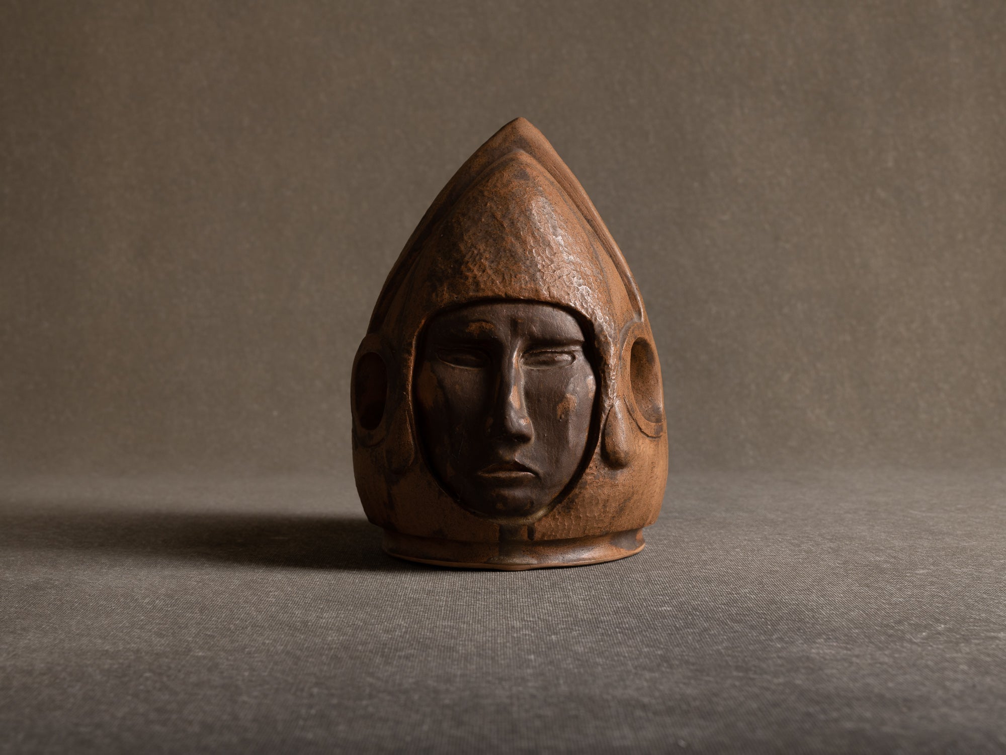 Sculpture "tête humaine" en grès, France (années 1980)..Sculpture "human head" in stoneware, France (1980s)