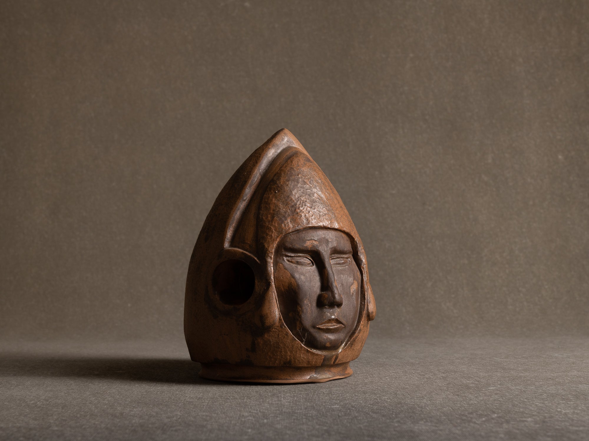 Sculpture "tête humaine" en grès, France (années 1980)..Sculpture "human head" in stoneware, France (1980s)