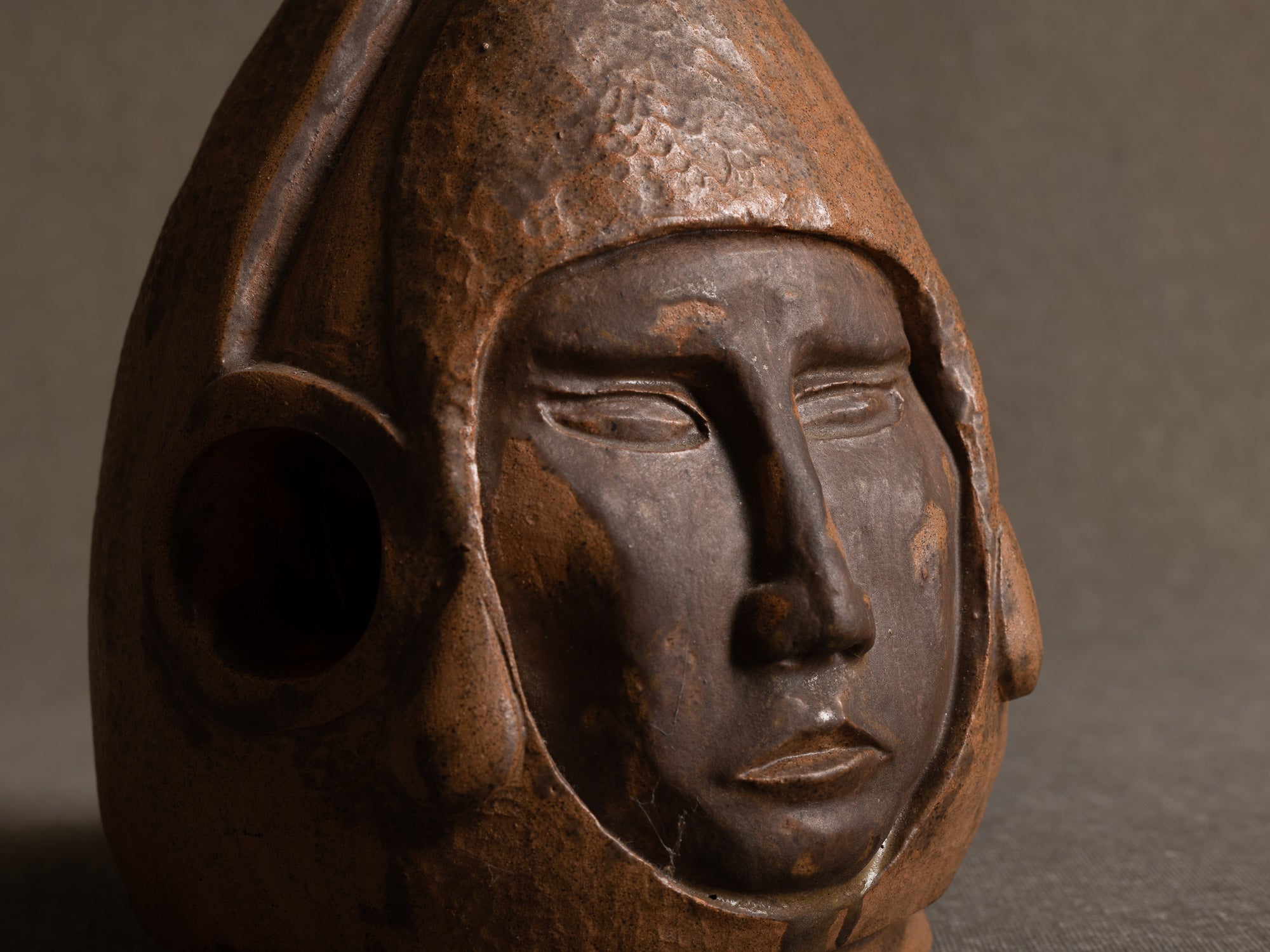 Sculpture "tête humaine" en grès, France (années 1980)..Sculpture "human head" in stoneware, France (1980s)