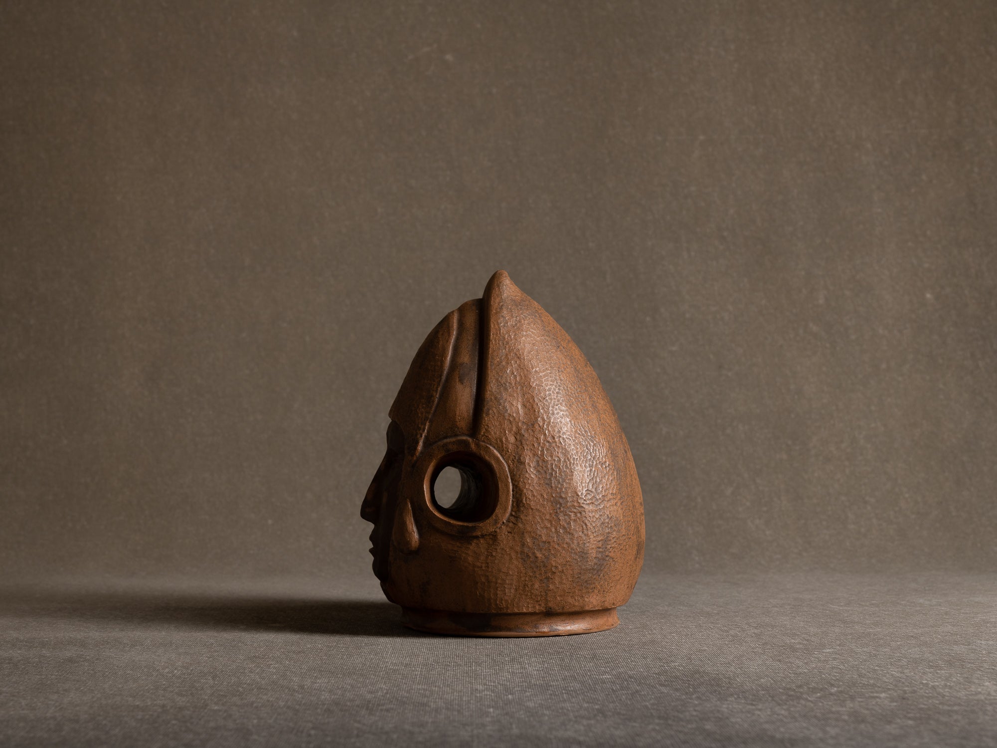 Sculpture "tête humaine" en grès, France (années 1980)..Sculpture "human head" in stoneware, France (1980s)