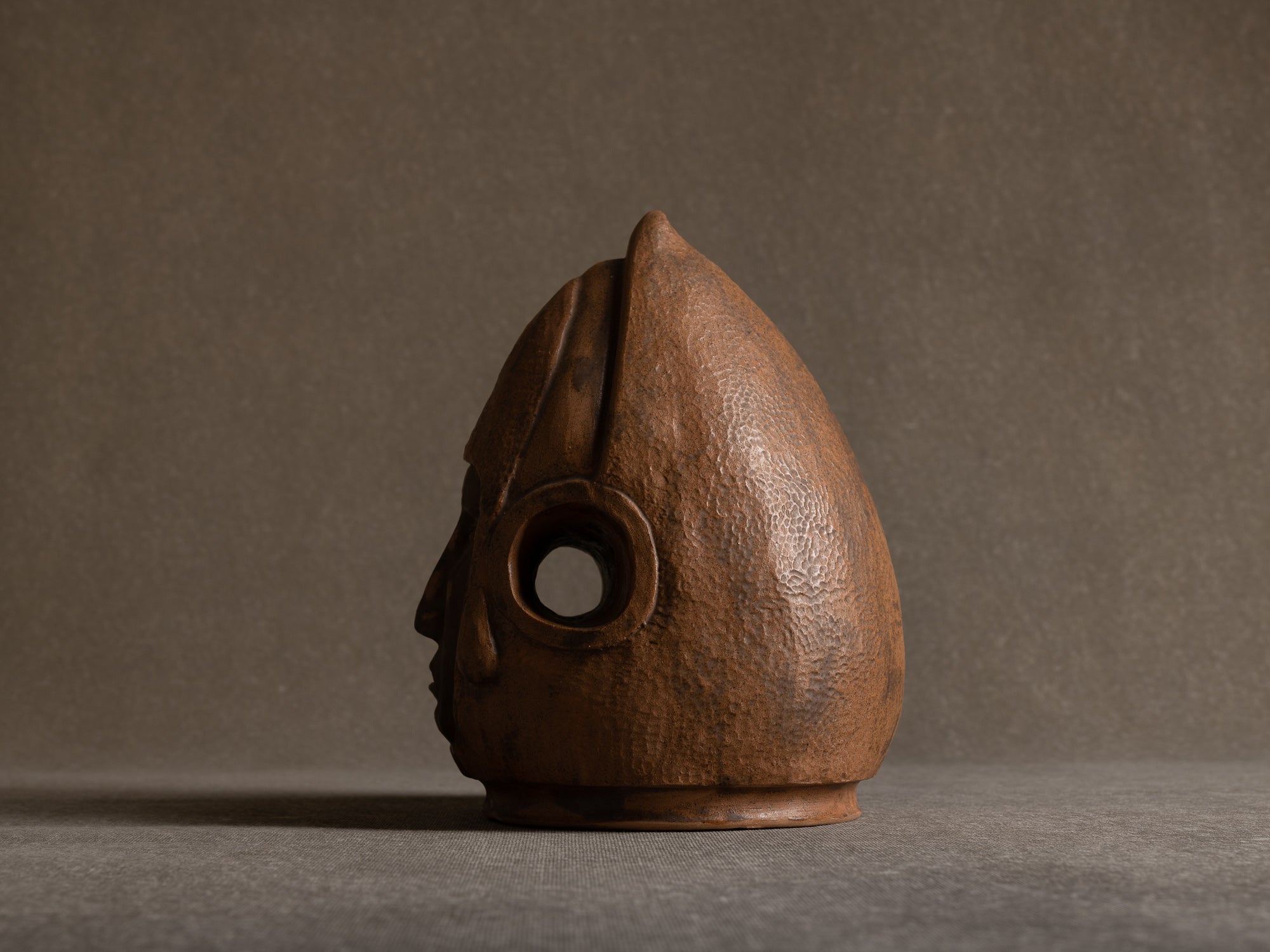 Sculpture "tête humaine" en grès, France (années 1980)..Sculpture "human head" in stoneware, France (1980s)