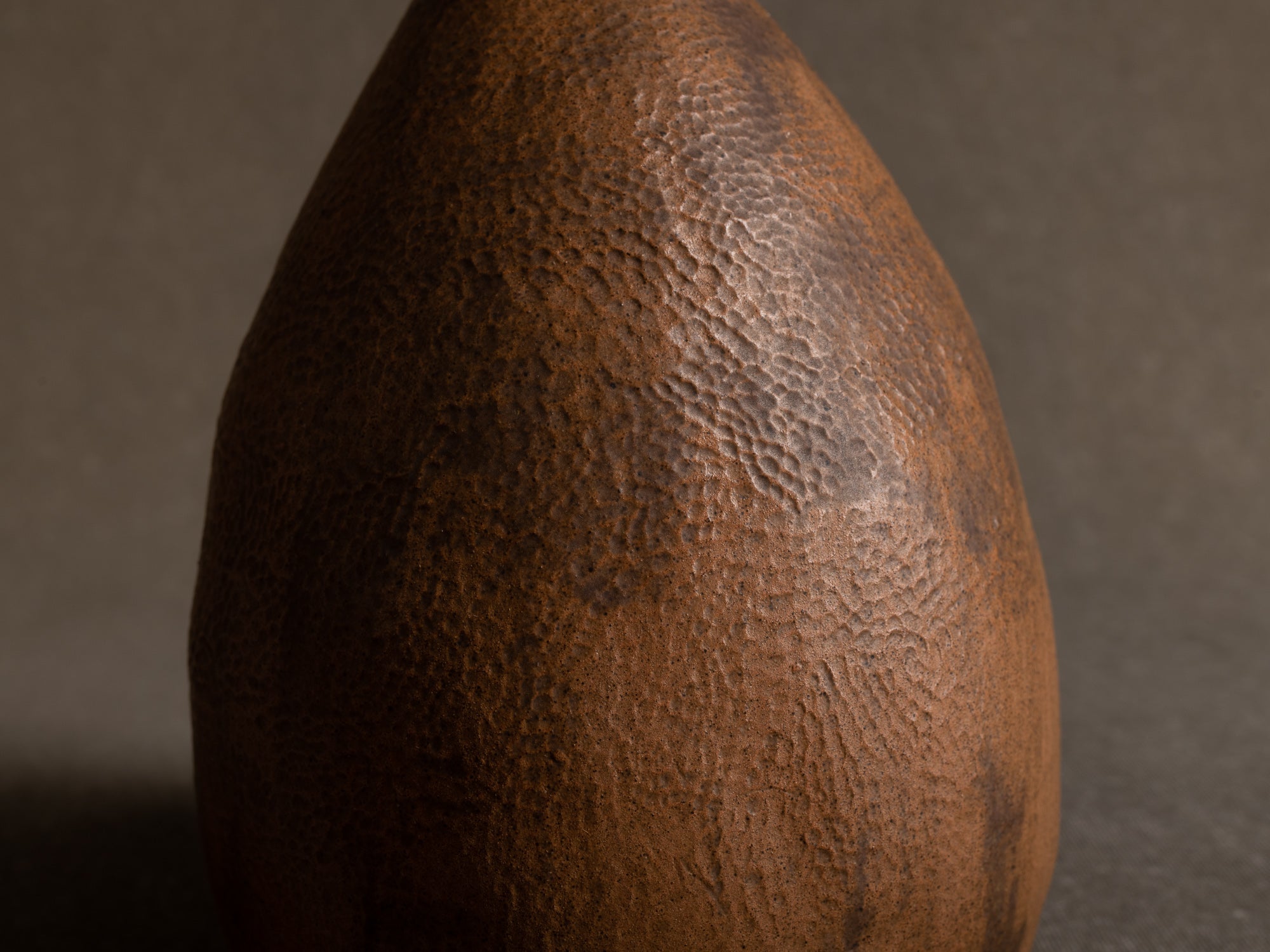Sculpture "tête humaine" en grès, France (années 1980)..Sculpture "human head" in stoneware, France (1980s)