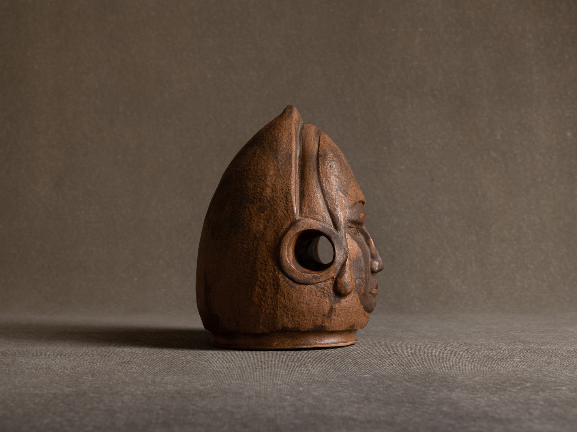 Sculpture "tête humaine" en grès, France (années 1980)..Sculpture "human head" in stoneware, France (1980s)