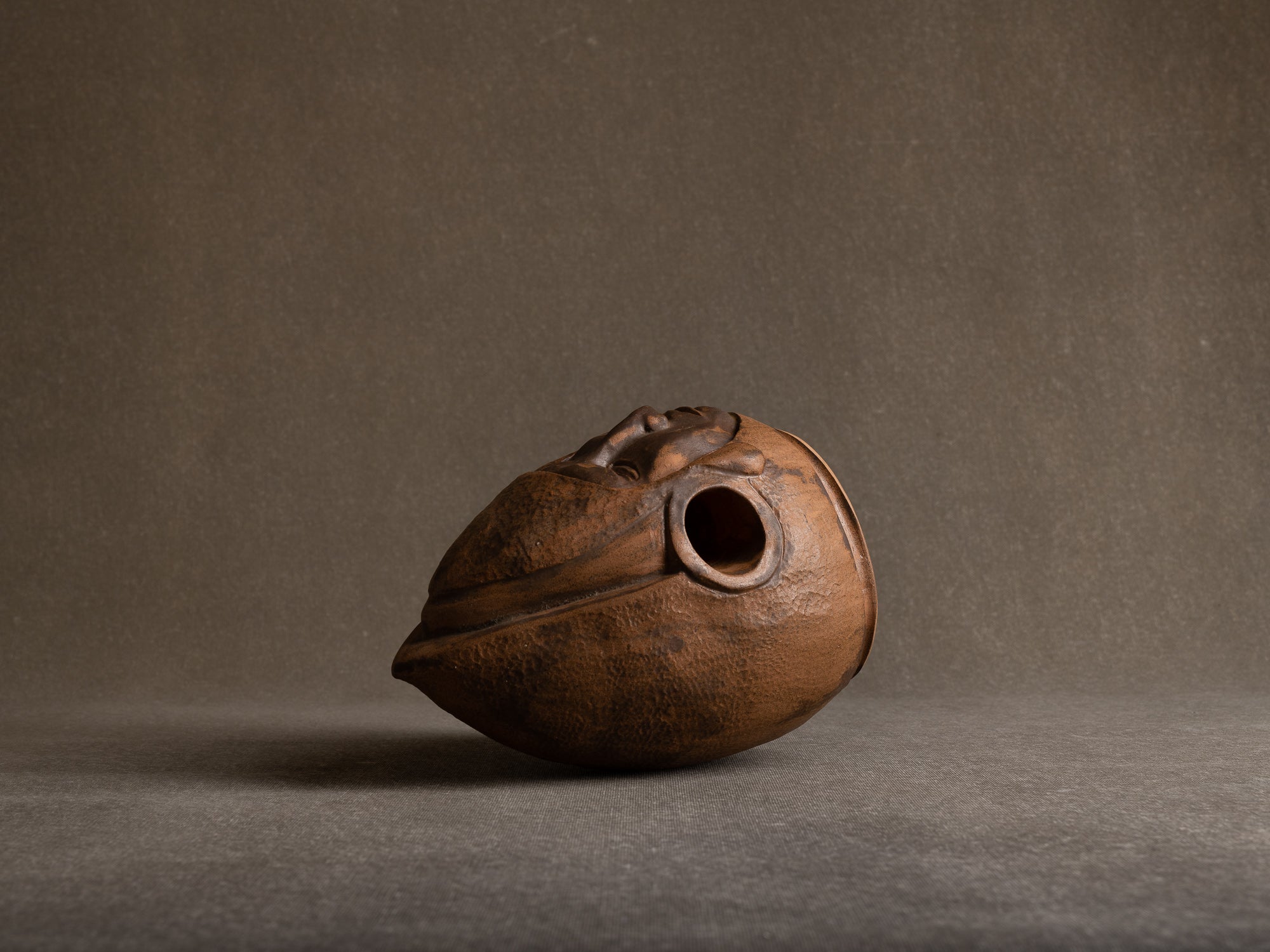 Sculpture "tête humaine" en grès, France (années 1980)..Sculpture "human head" in stoneware, France (1980s)