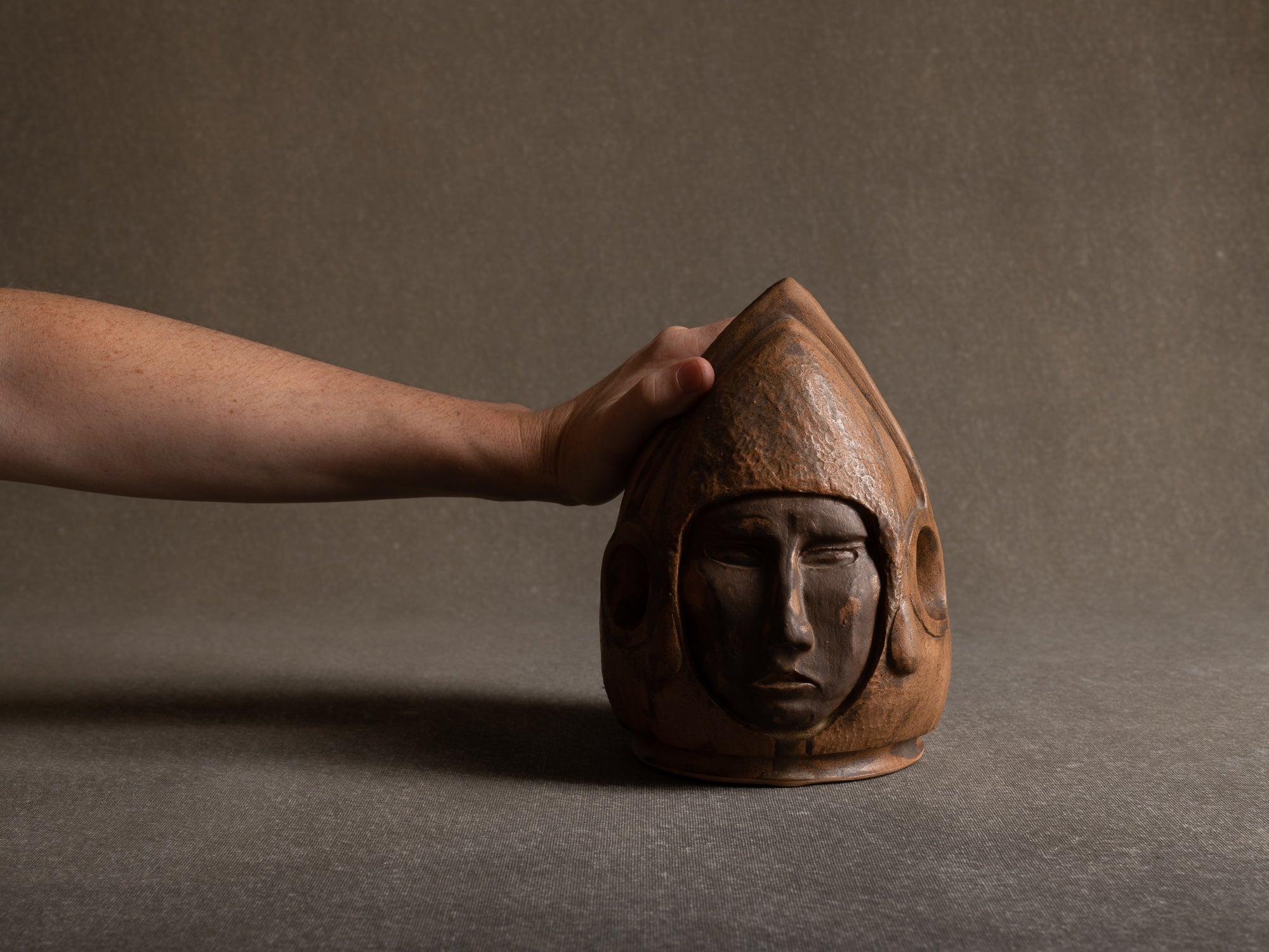 Sculpture "tête humaine" en grès, France (années 1980)..Sculpture "human head" in stoneware, France (1980s)