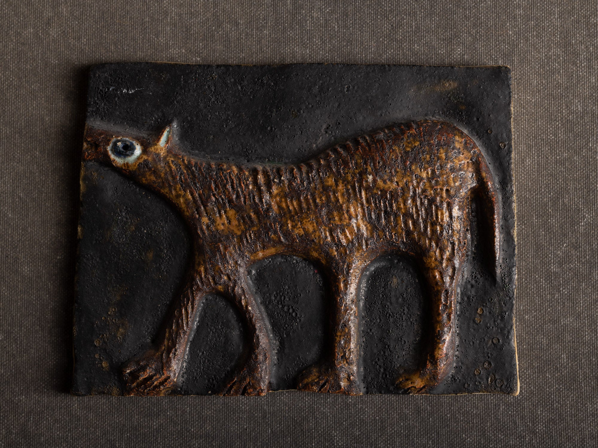 Suite de trois plaques en terre chamottée à décor animalier, Scandinavie (vers 1960)..Set of 3 ceramic wall plaque with animal patterns, Scandinavia (1960's)