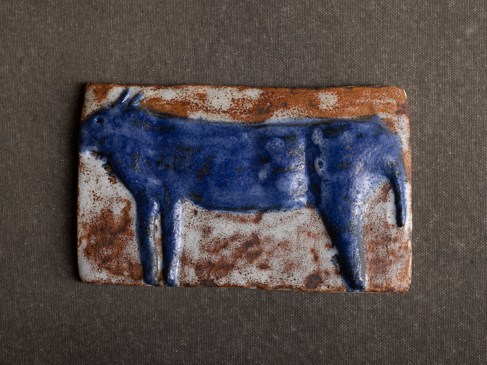 Suite de trois plaques en terre chamottée à décor animalier, Scandinavie (vers 1960)..Set of 3 ceramic wall plaque with animal patterns, Scandinavia (1960's)