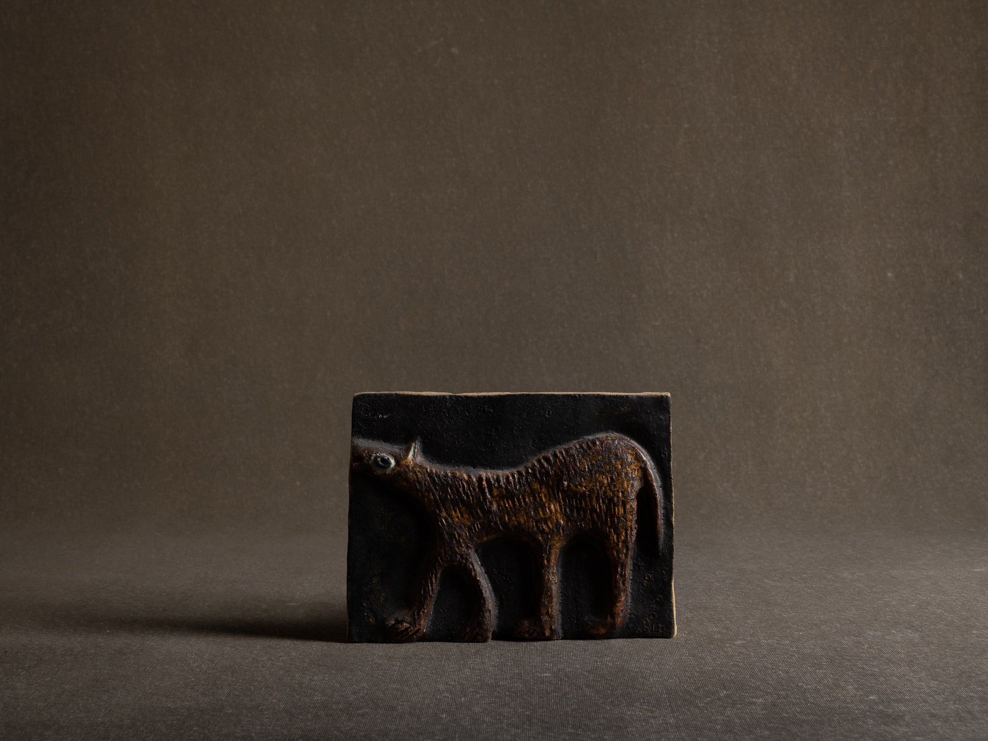 Suite de trois plaques en terre chamottée à décor animalier, Scandinavie (vers 1960)..Set of 3 ceramic wall plaque with animal patterns, Scandinavia (1960's)