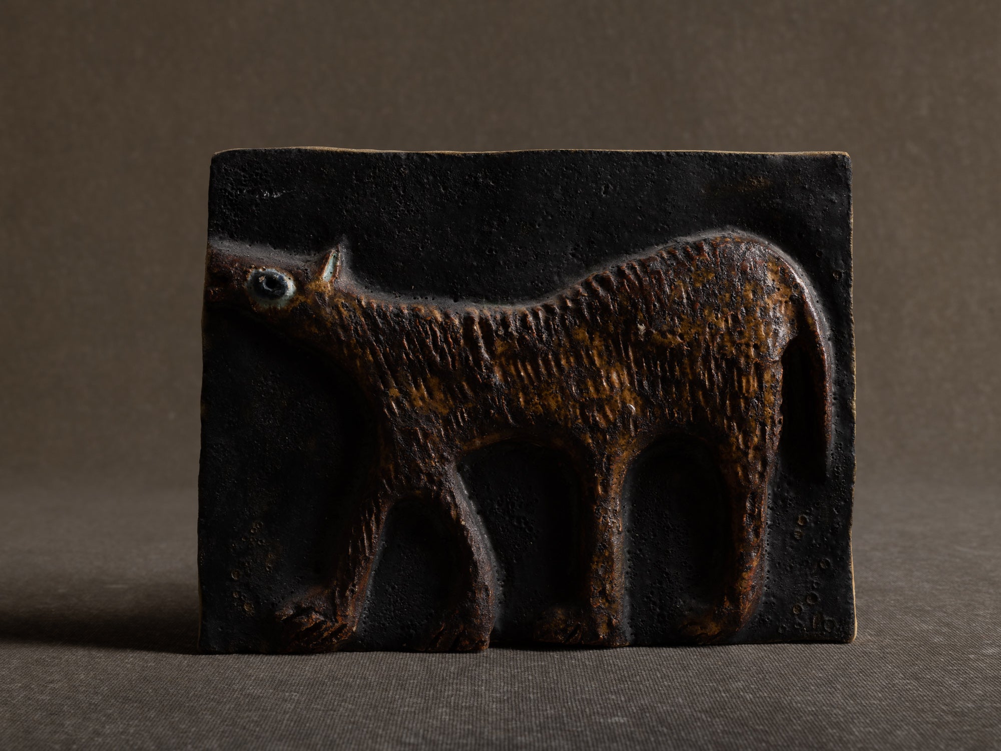 Suite de trois plaques en terre chamottée à décor animalier, Scandinavie (vers 1960)..Set of 3 ceramic wall plaque with animal patterns, Scandinavia (1960's)