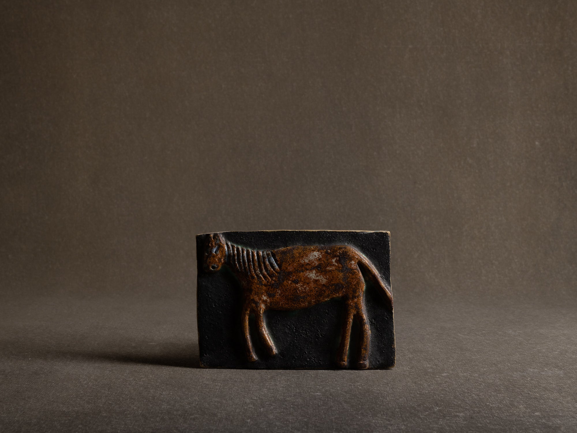 Suite de trois plaques en terre chamottée à décor animalier, Scandinavie (vers 1960)..Set of 3 ceramic wall plaque with animal patterns, Scandinavia (1960's)