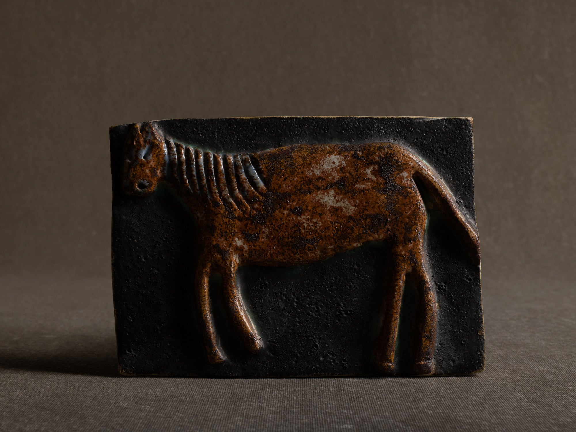 Suite de trois plaques en terre chamottée à décor animalier, Scandinavie (vers 1960)..Set of 3 ceramic wall plaque with animal patterns, Scandinavia (1960's)