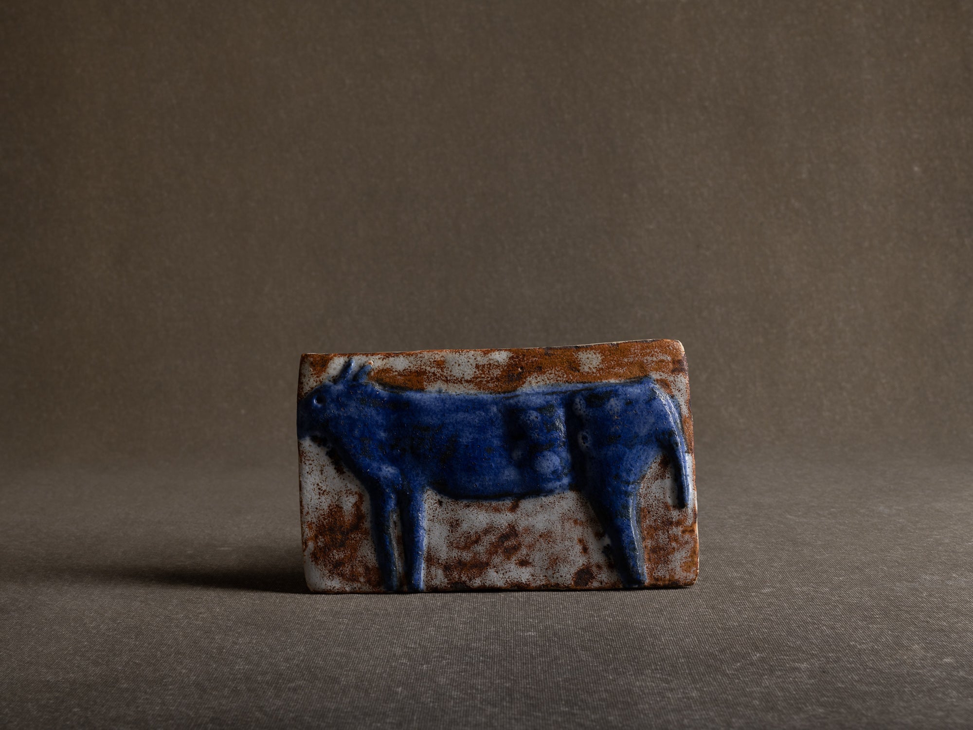 Suite de trois plaques en terre chamottée à décor animalier, Scandinavie (vers 1960)..Set of 3 ceramic wall plaque with animal patterns, Scandinavia (1960's)