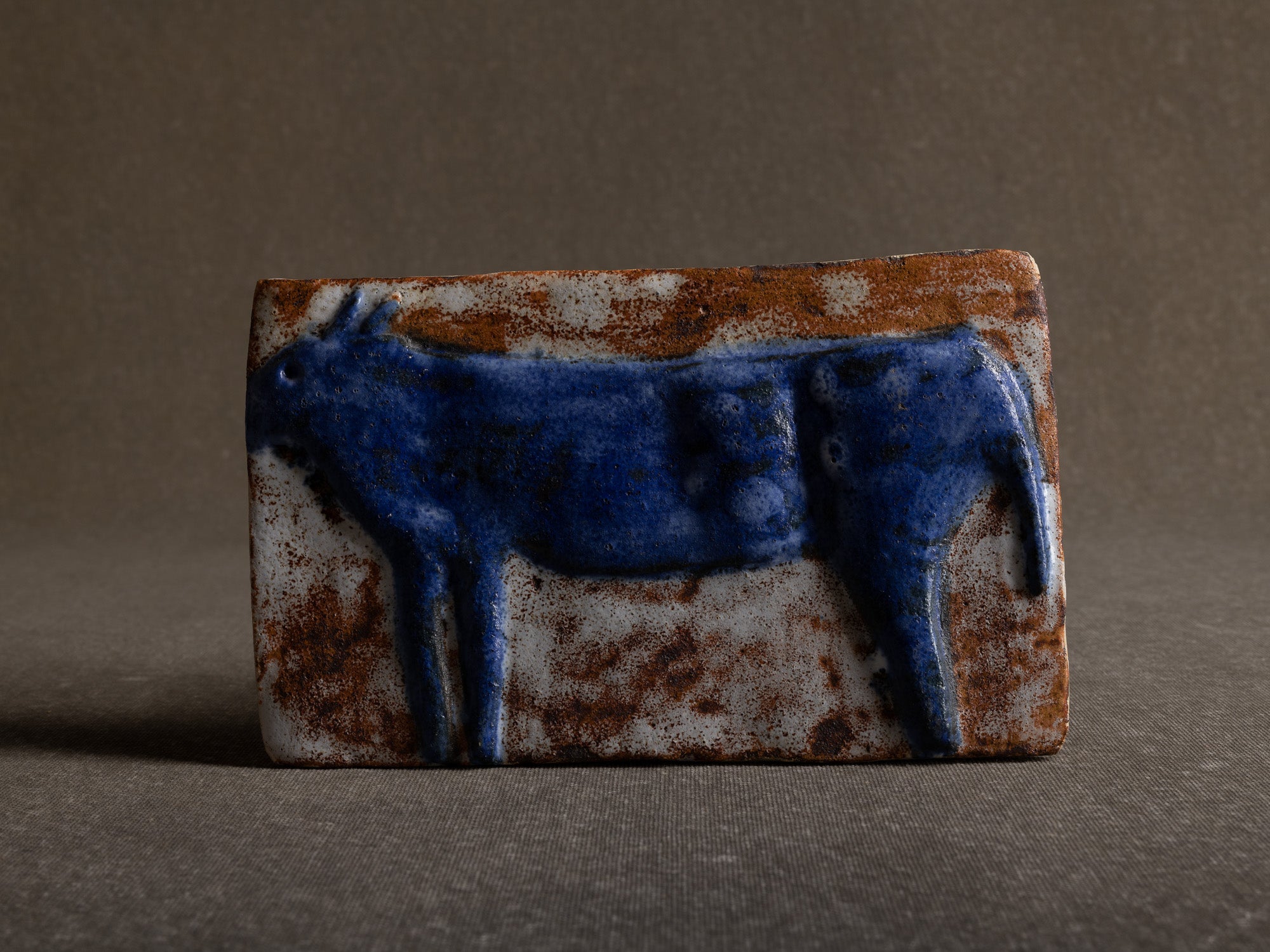 Suite de trois plaques en terre chamottée à décor animalier, Scandinavie (vers 1960)..Set of 3 ceramic wall plaque with animal patterns, Scandinavia (1960's)