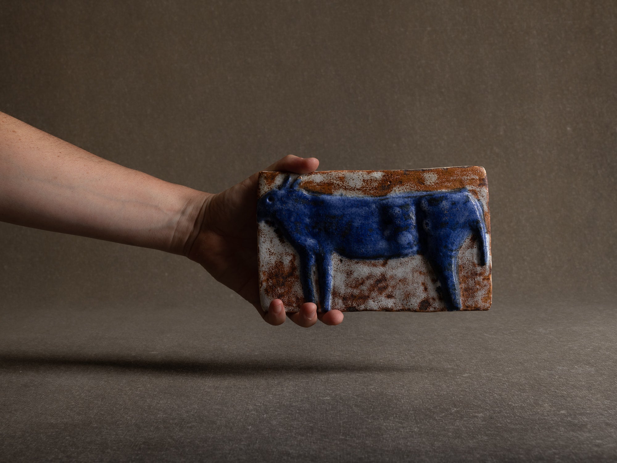 Suite de trois plaques en terre chamottée à décor animalier, Scandinavie (vers 1960)..Set of 3 ceramic wall plaque with animal patterns, Scandinavia (1960's)